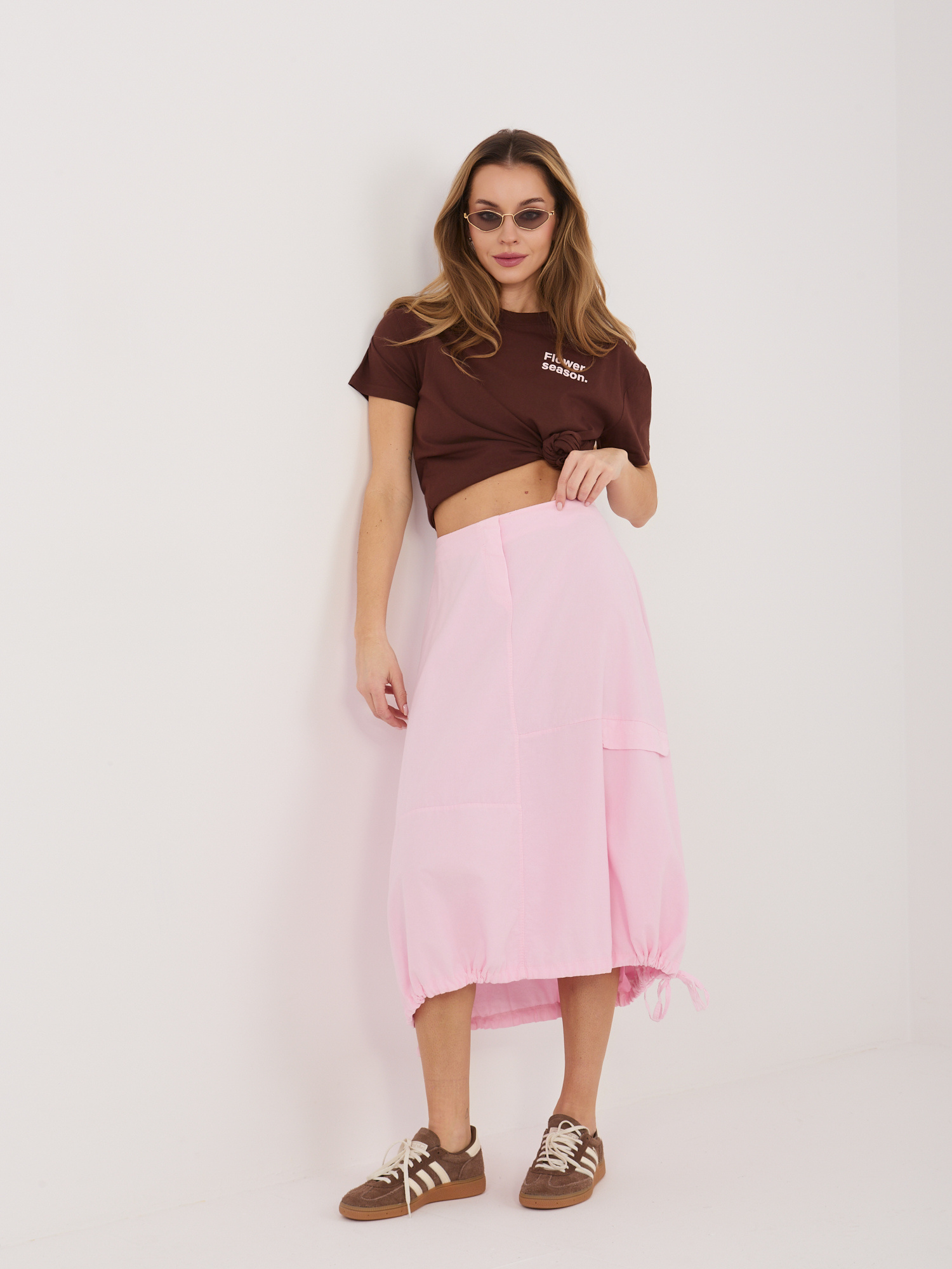 Светлорозова кадифена миди пола