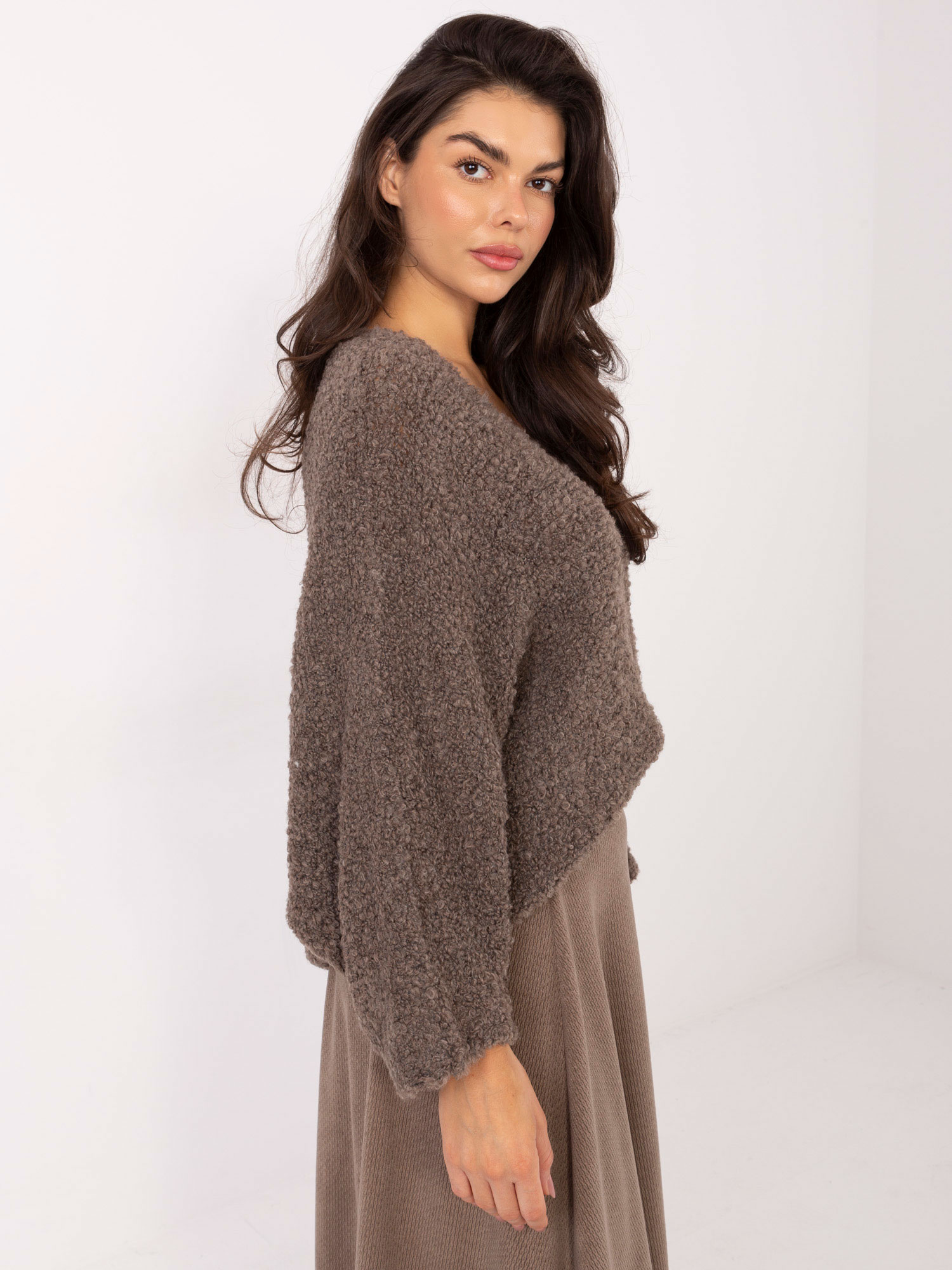 Dámsky sveter v tmavo béžovej farbe