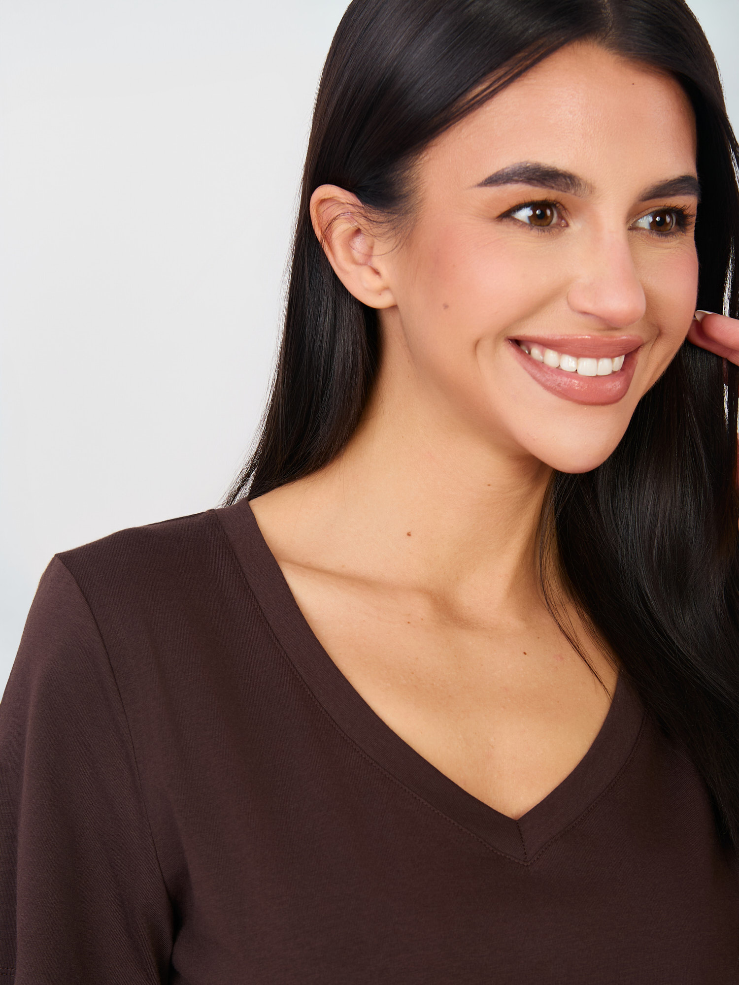 Tmavě hnědé tričko s výstřihem do V
