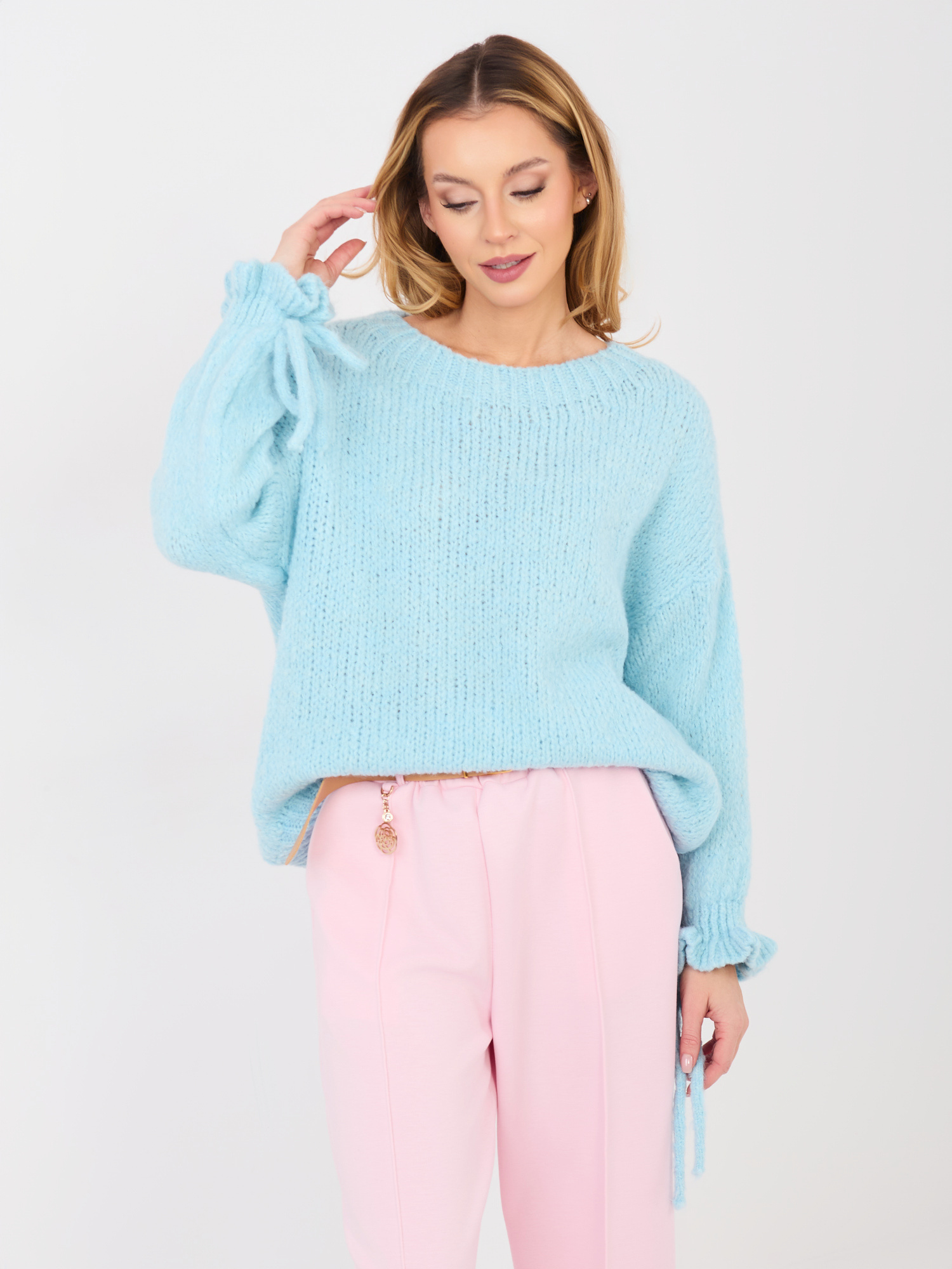 Světle modrý svetr s mašlemi