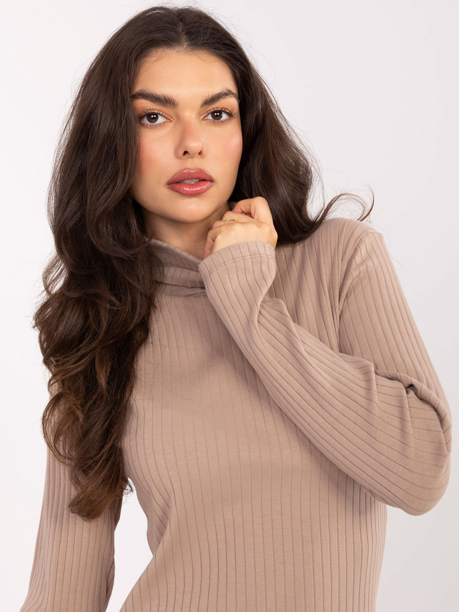 Dámské svetrové šaty v tmavě béžové barvě