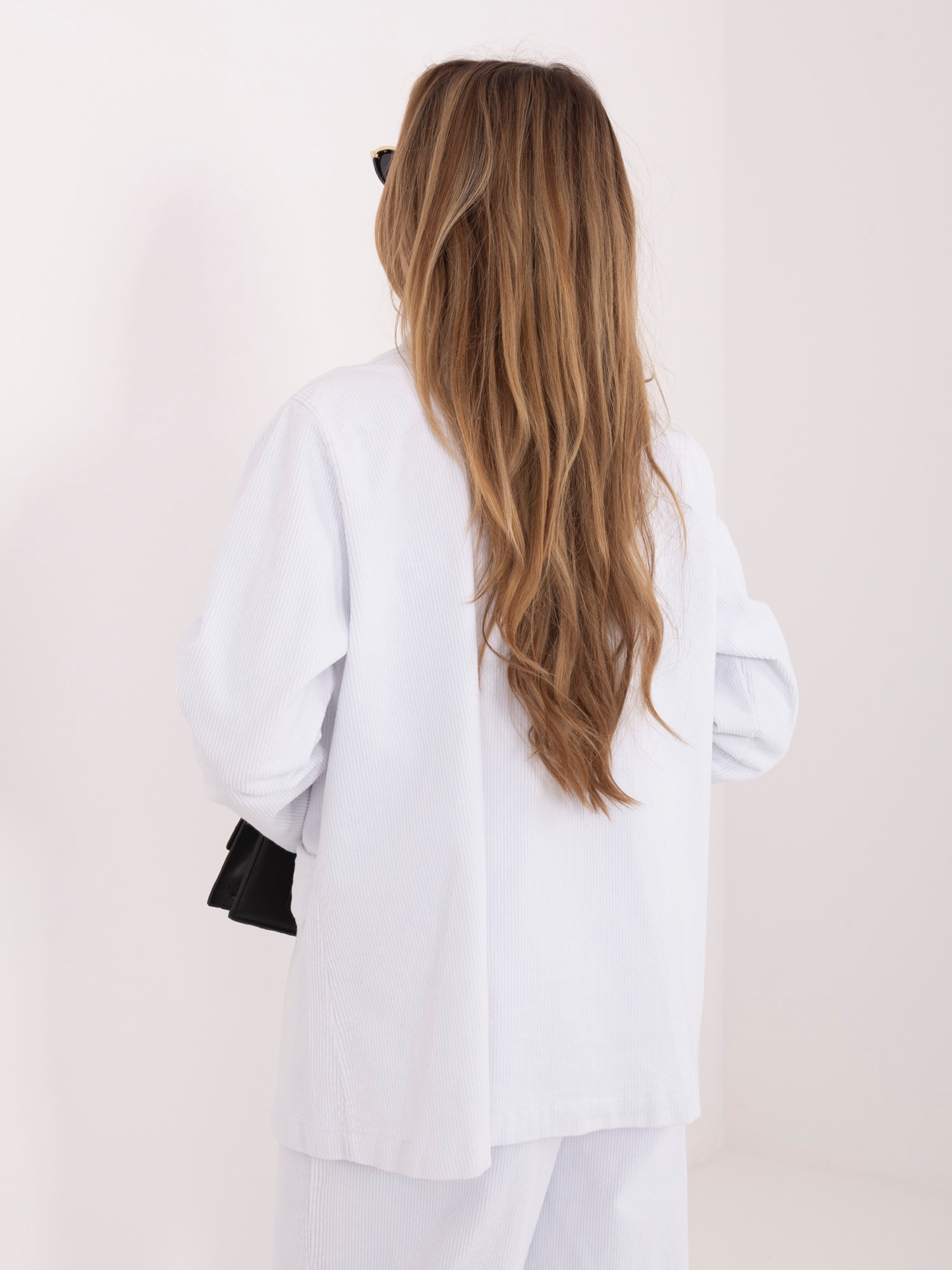 Bílý jednořadý sametový blazer