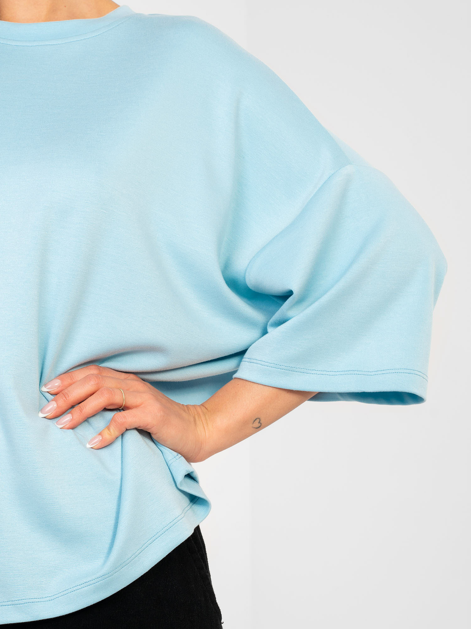 Pastelovo-modrá halenka oversize