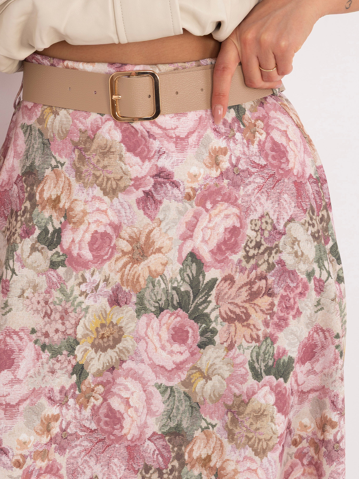 Розова пола с цветя