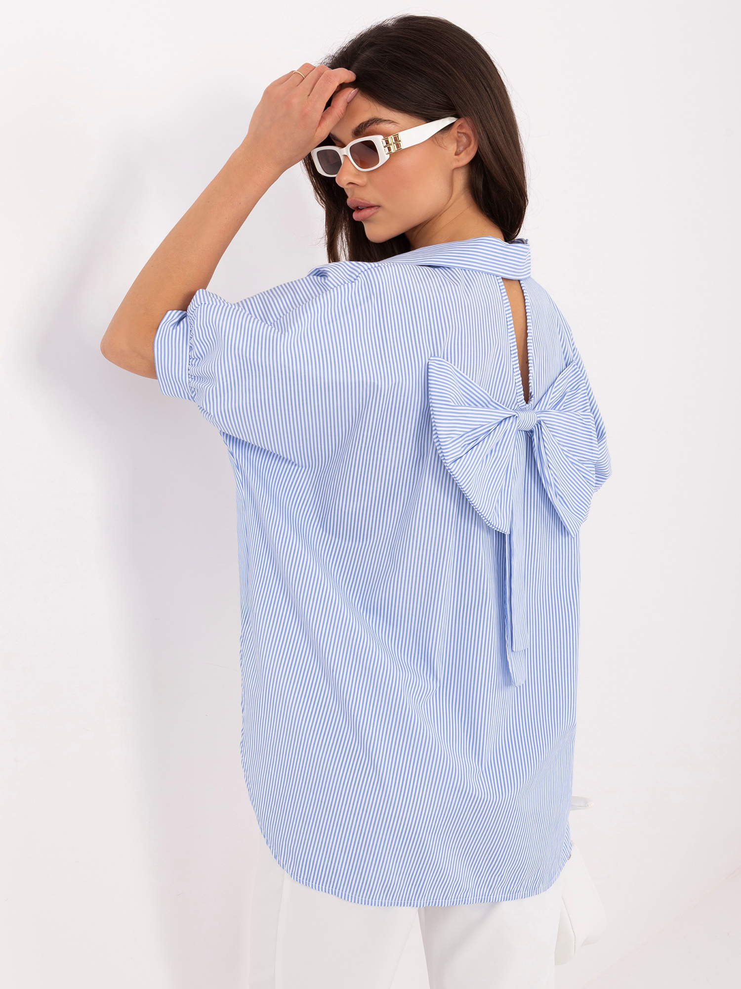 Bílo-modrá bavlněná košile s krátkým rukávem