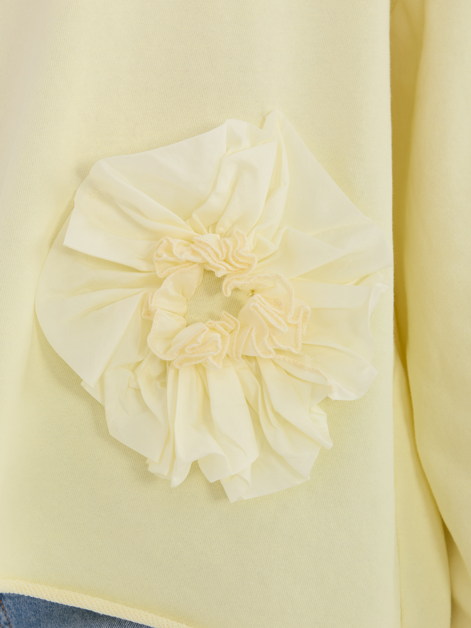 Светложълта блуза с флорални детайли