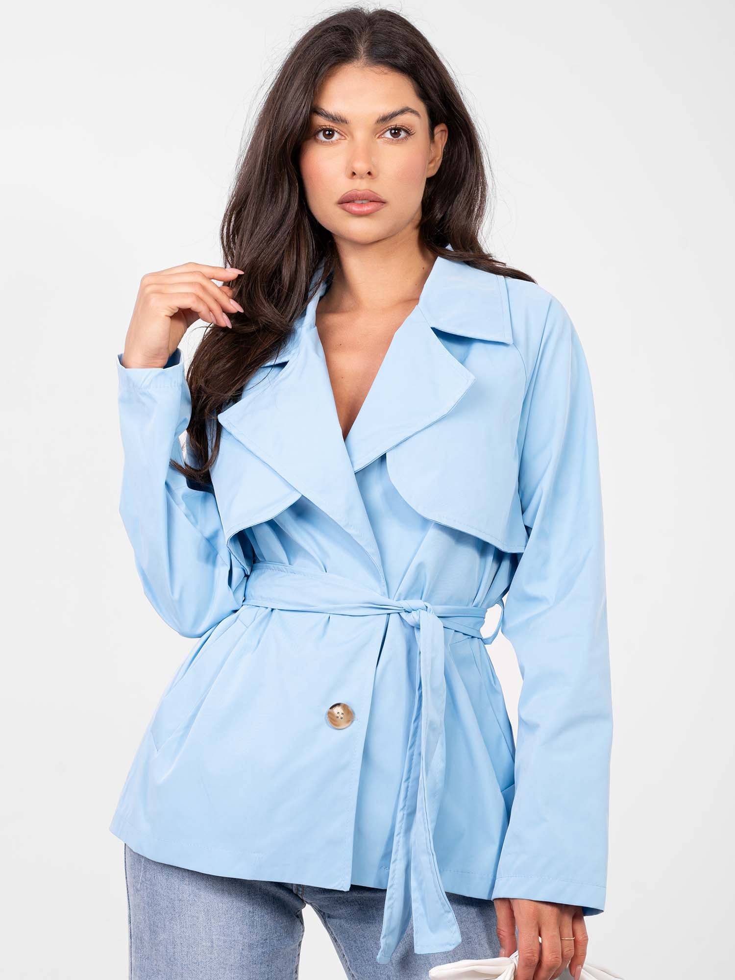 Světle modrý trenčkot s páskem