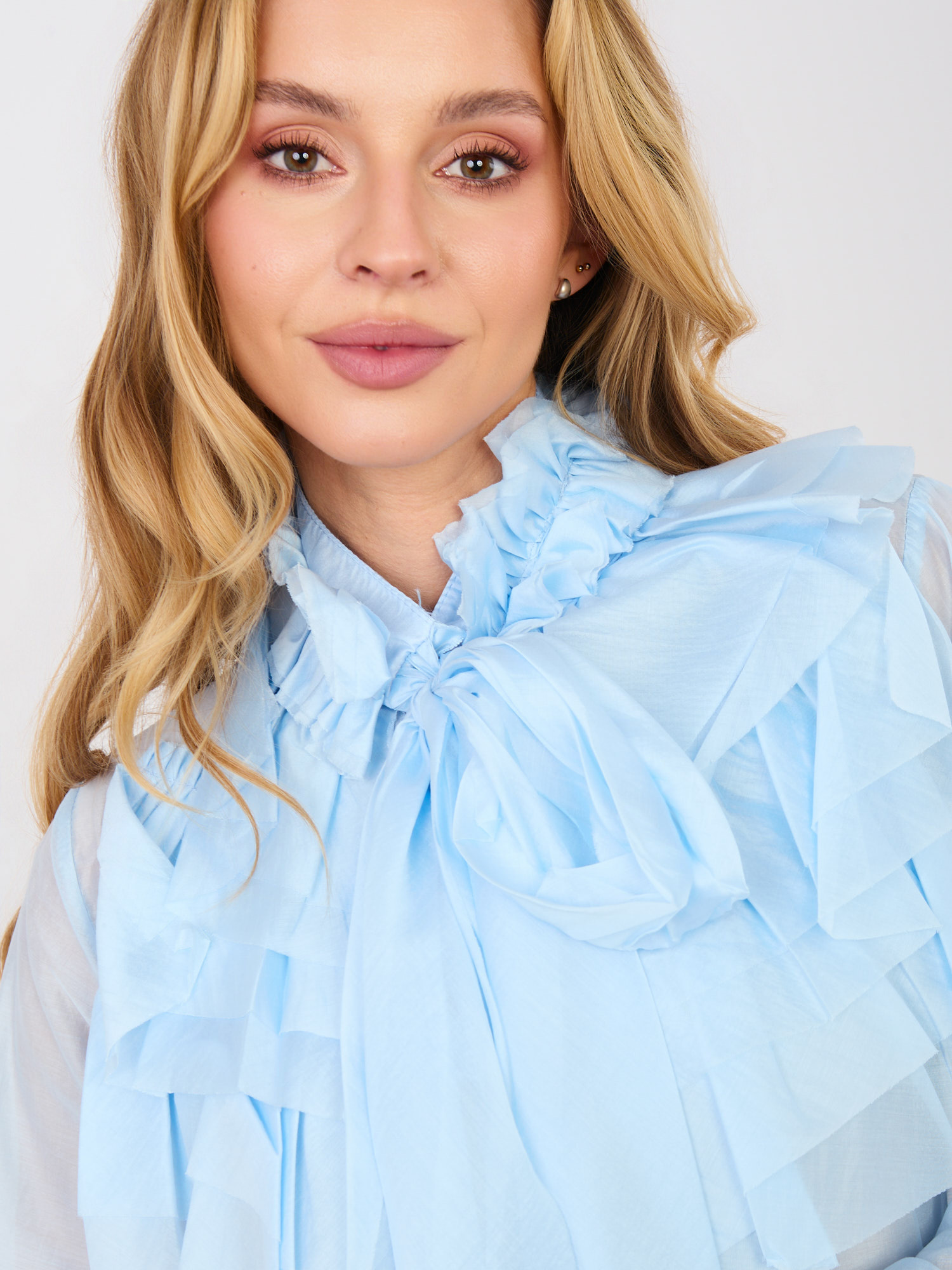 Světle modrá halenka s volány