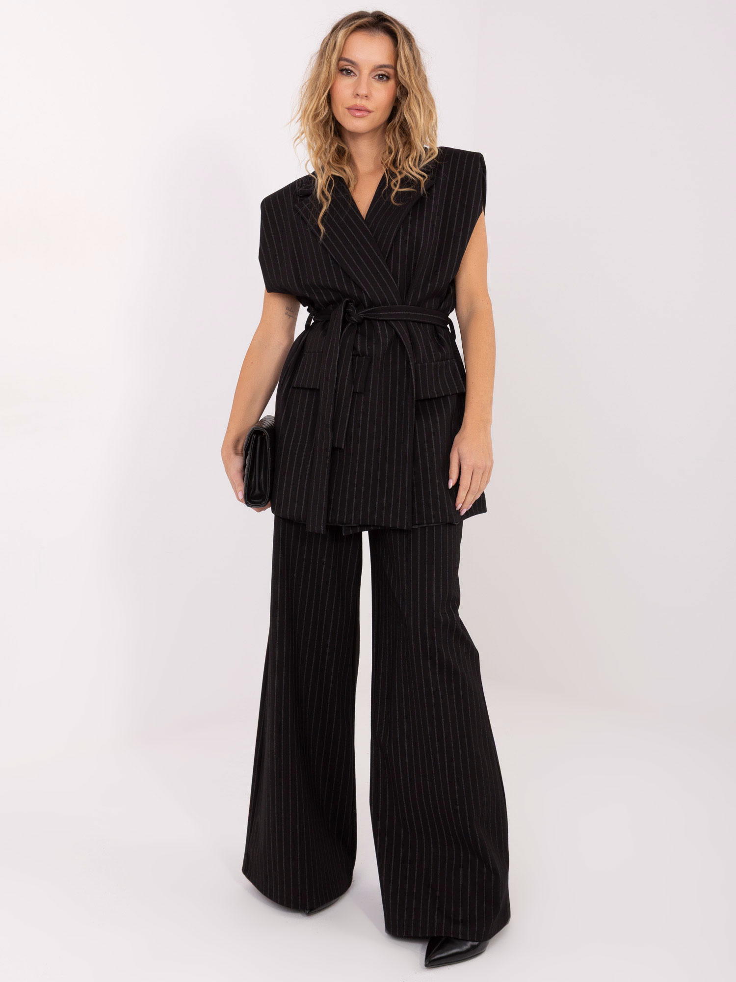 Černý pruhovaný komplet s vestou