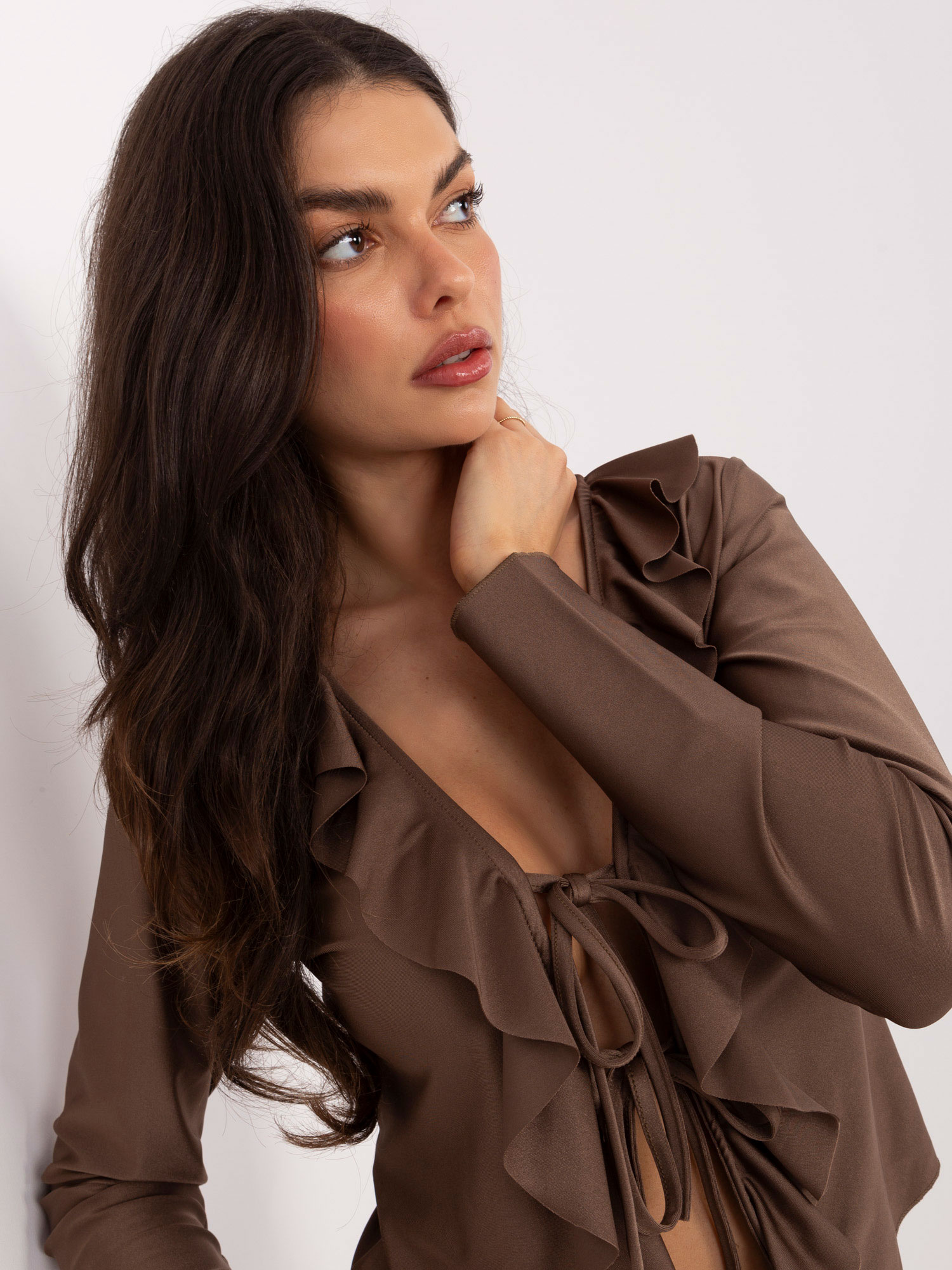 Hnedá blúzka s volánmi