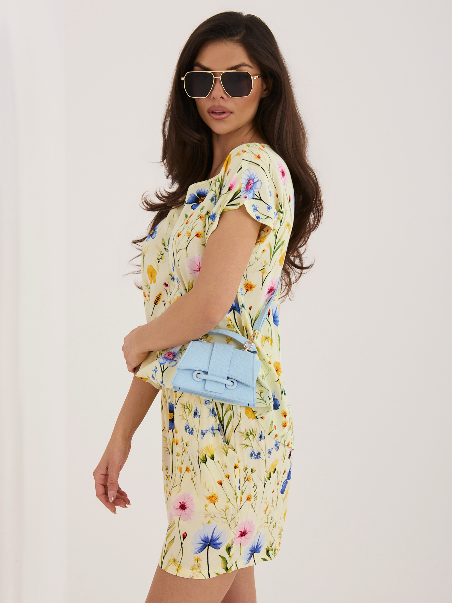 Ярко жълта блуза с флорални мотиви