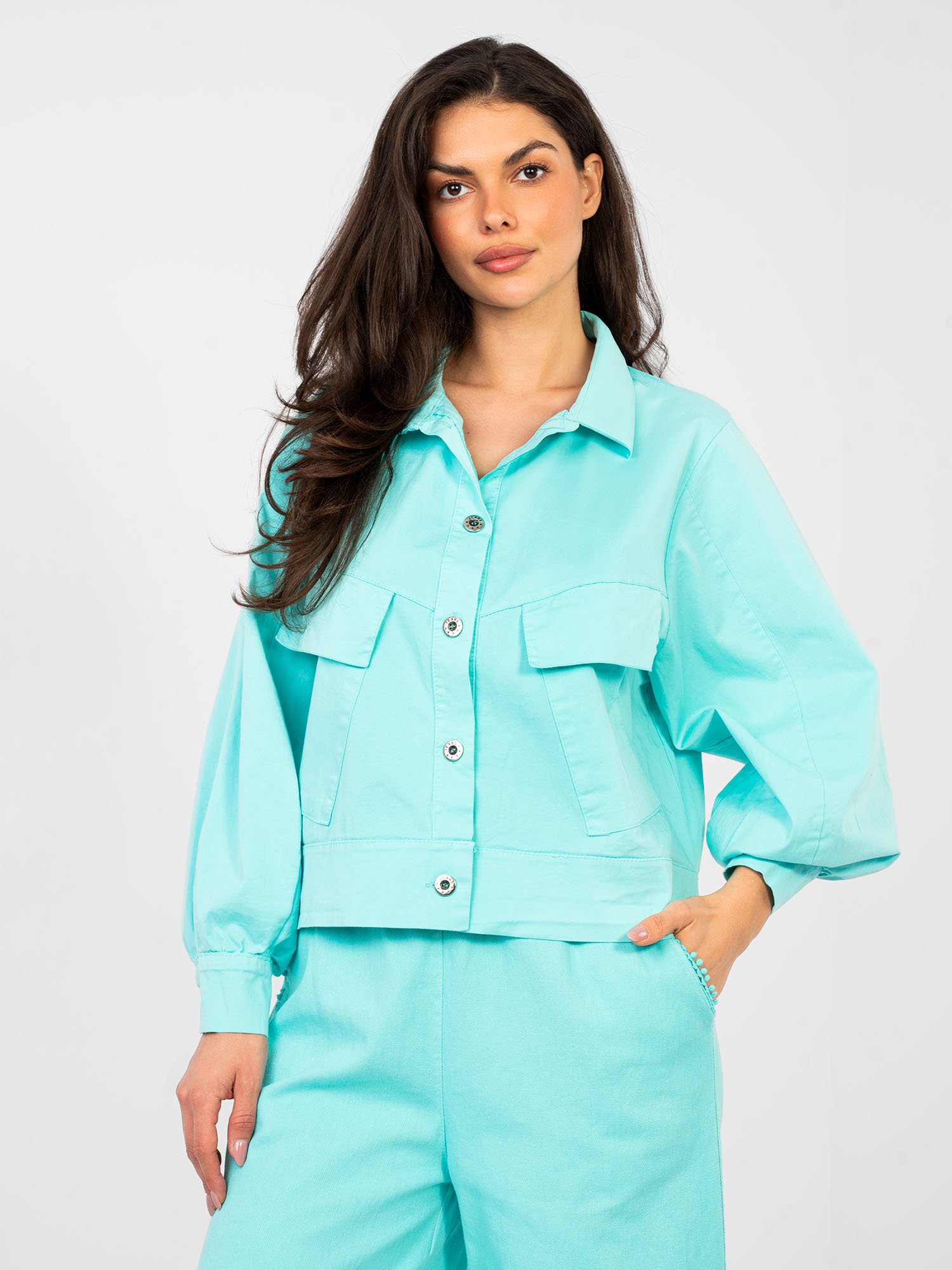 Tyrkysová bunda s kapsami