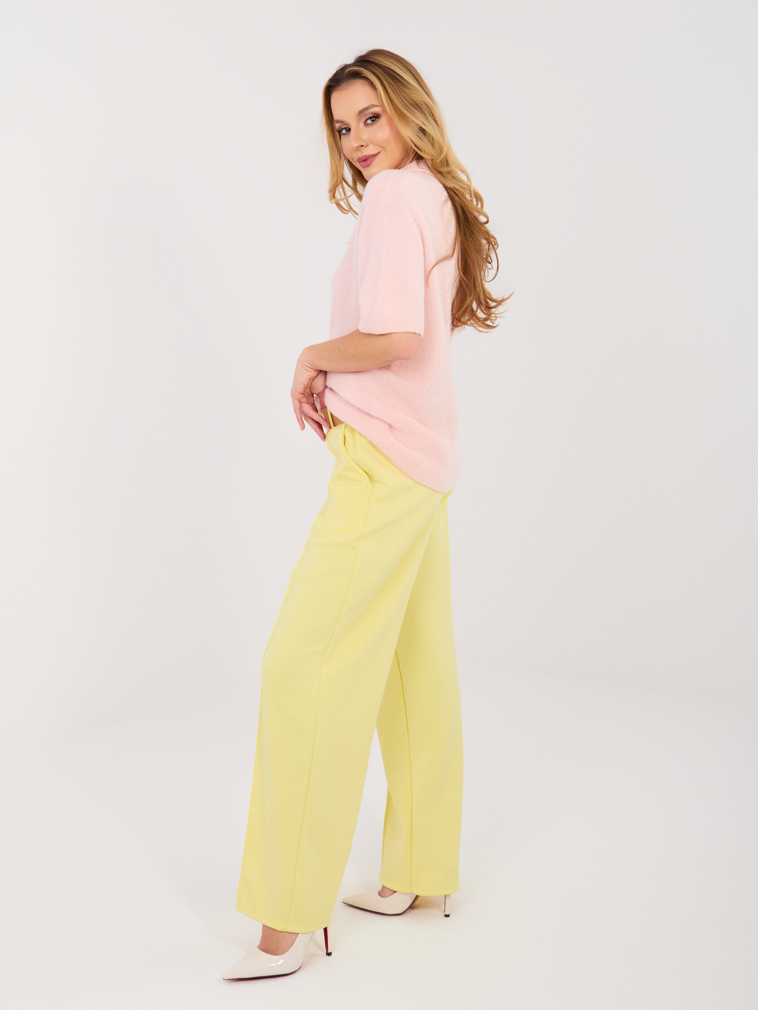 Světle žluté kalhoty