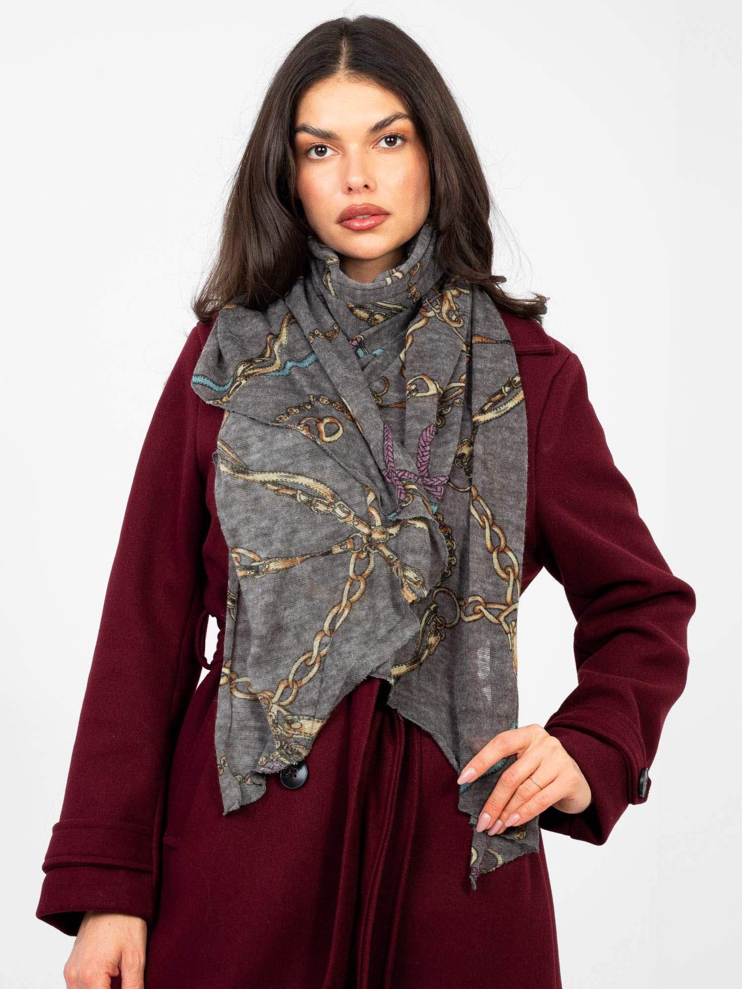 Tmavě šedý dámský šátek s potiskem