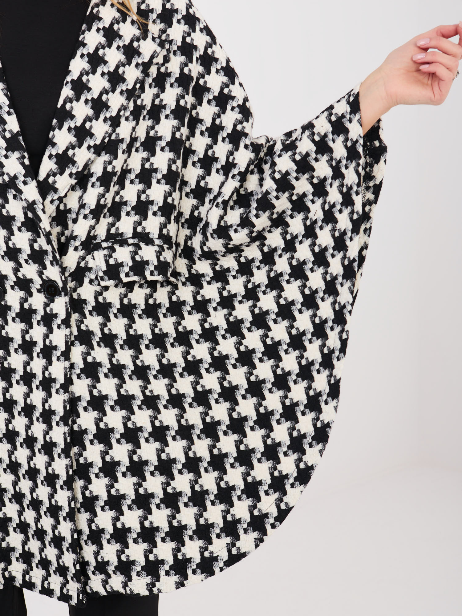 Černo-bílý kabát s károvaným vzorem