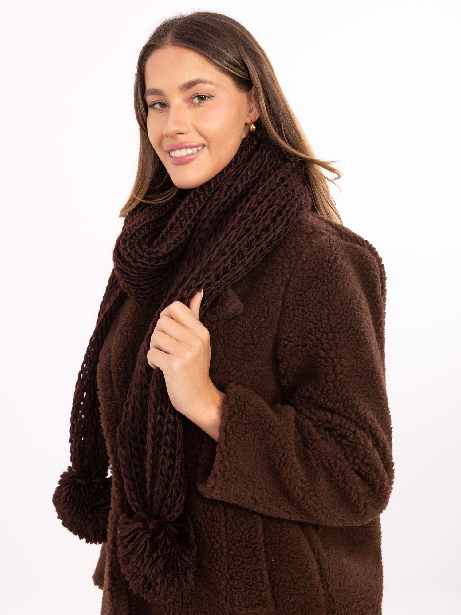 Tmavě hnědá šála s bambulkami