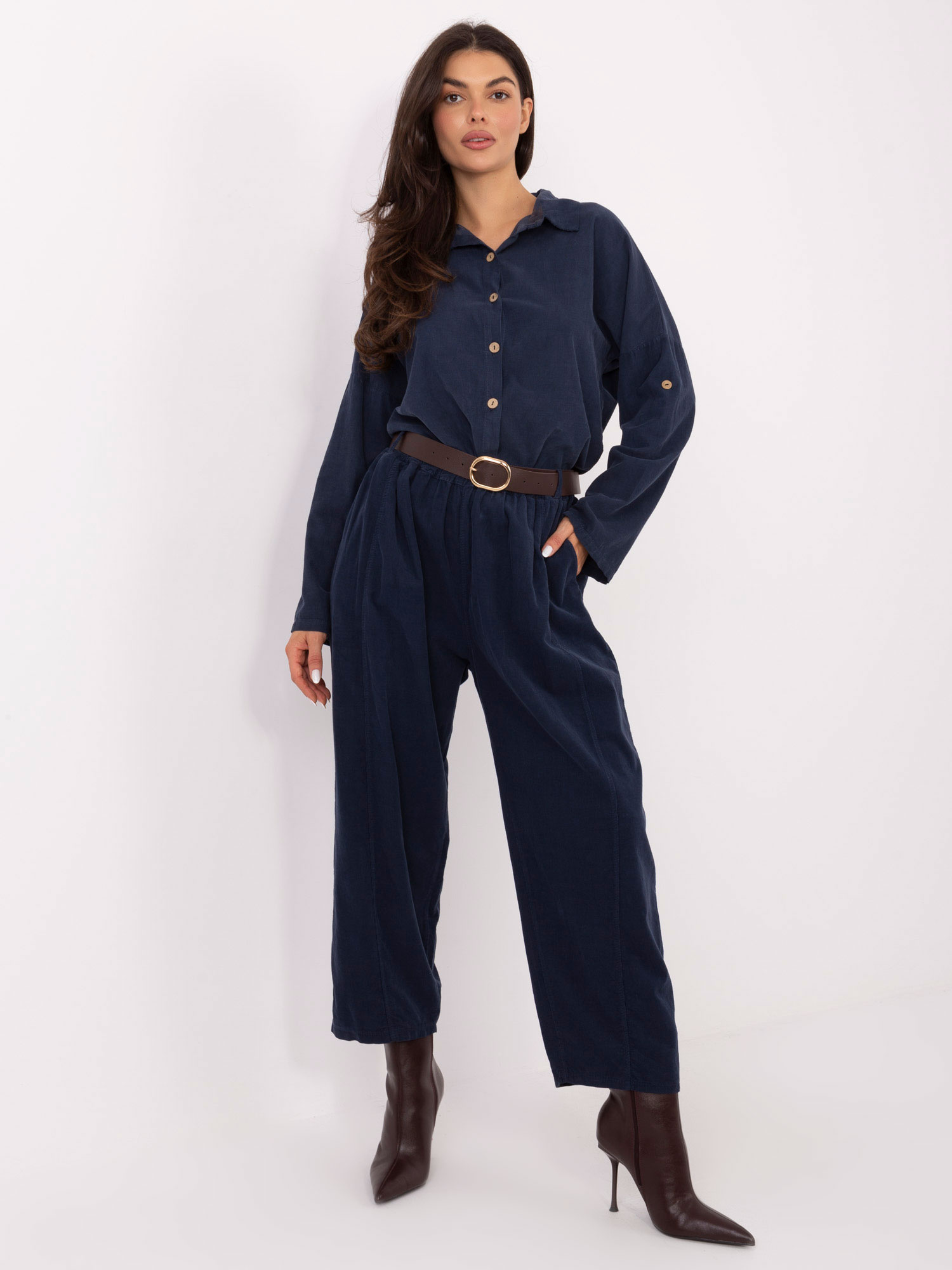 Tmavě modré kalhoty s páskem