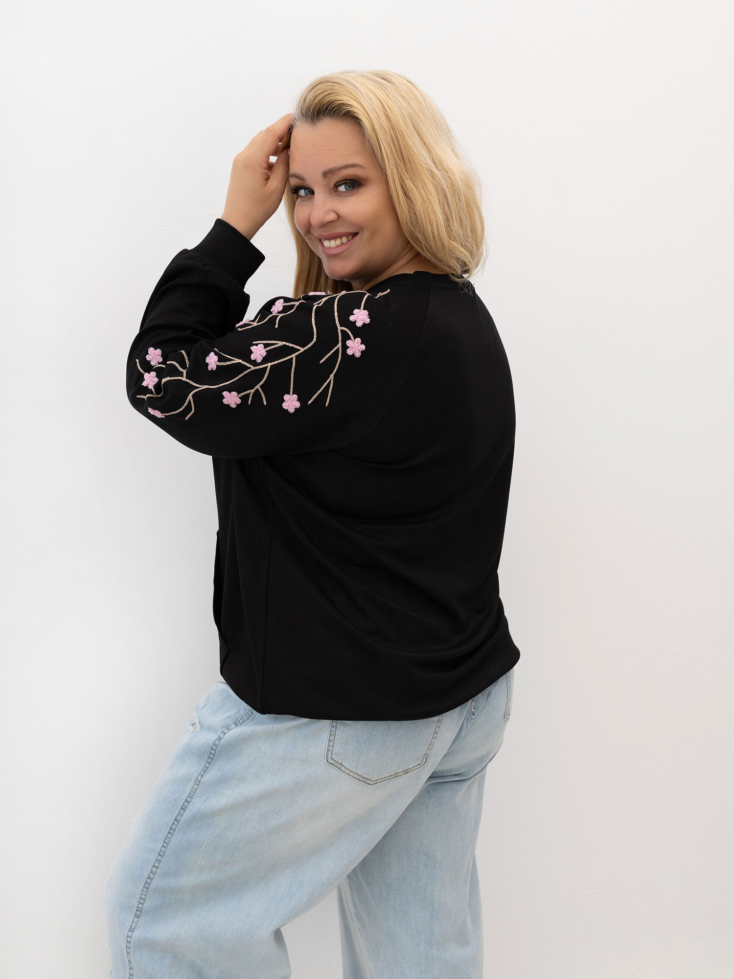 Černá plus size mikina s výšivkou
