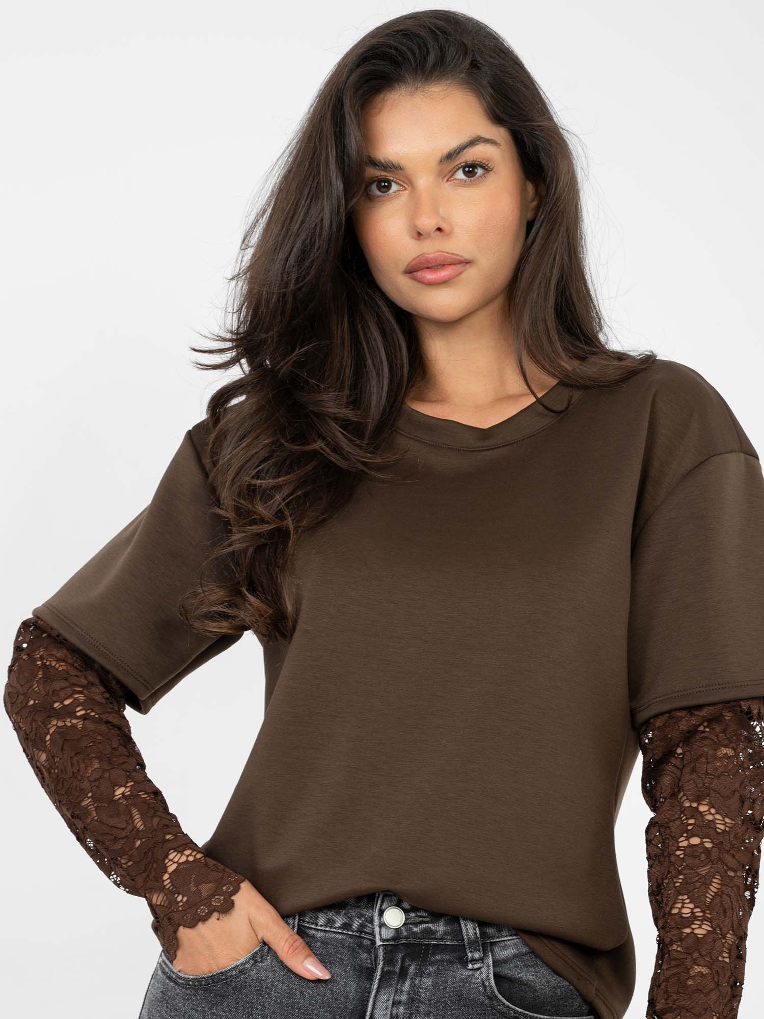 Tmavě hnědá halenka s krajkovými rukávy