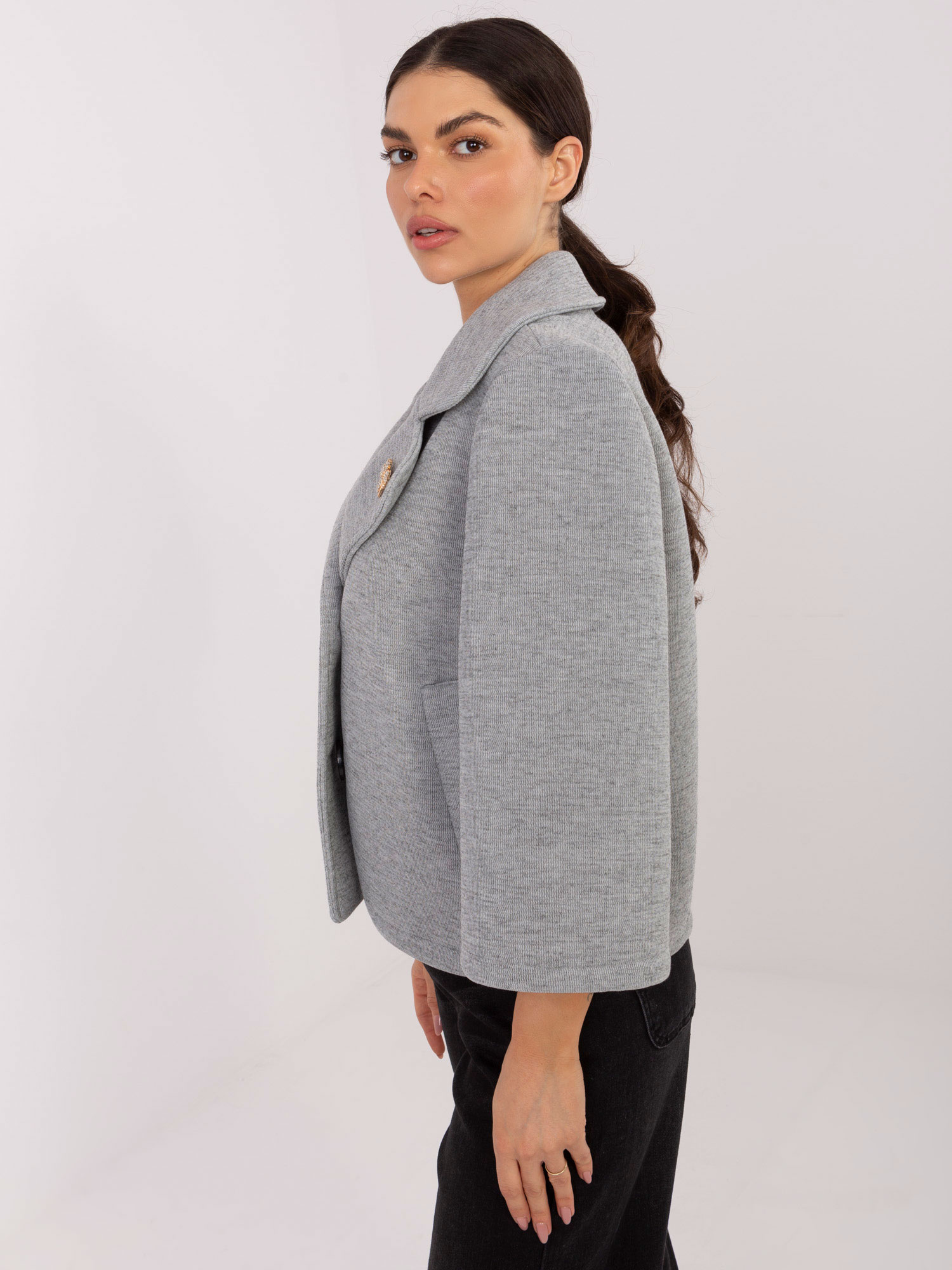 Šedý dámský kabátek s rozšířenými rukávy