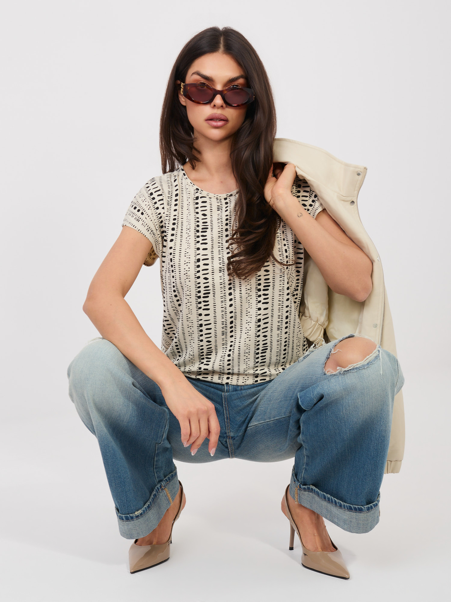 Светлобежова блуза с шарки