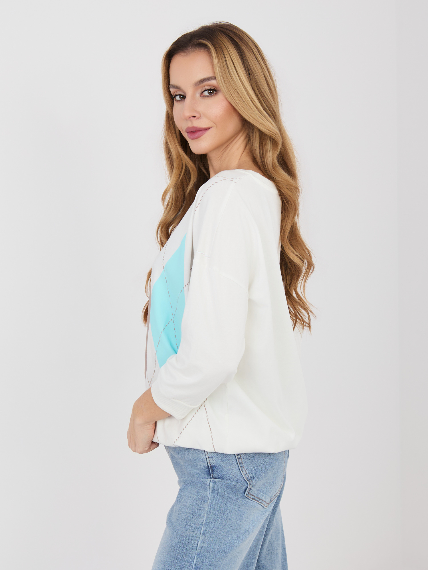 Бяла блуза с геометрични шарки