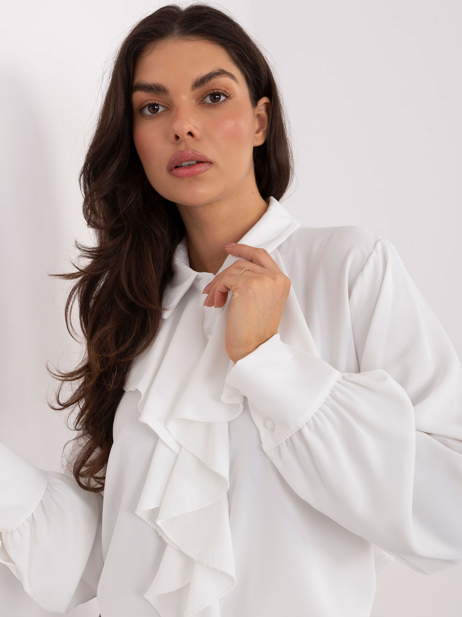 Bílá halenka s volány