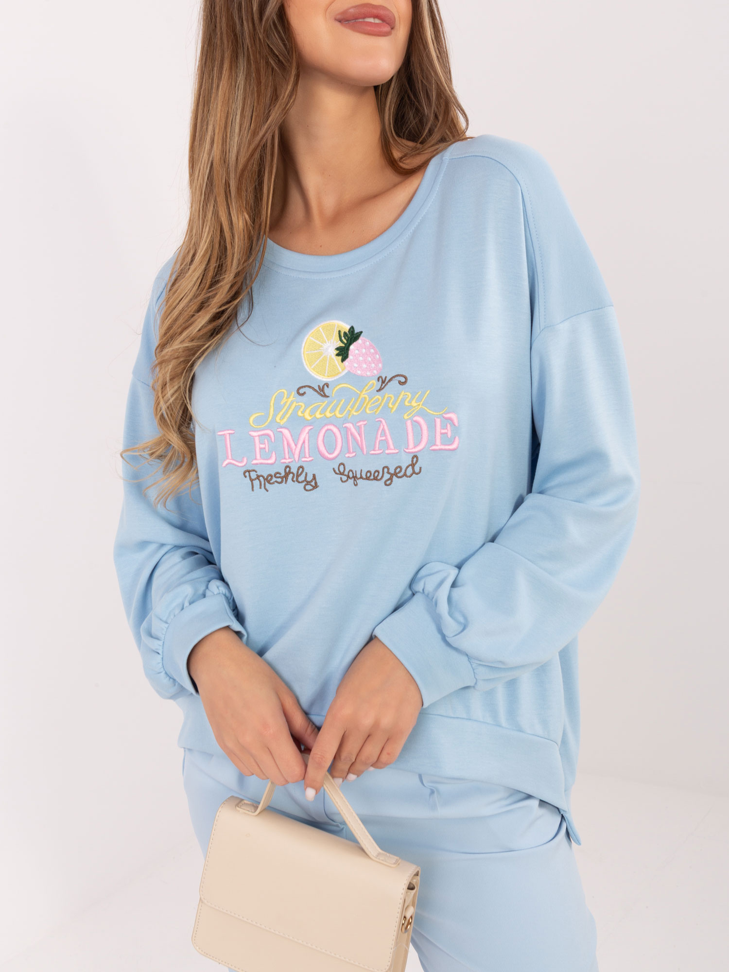 Светлосин дамски суитшърт с плодов мотив