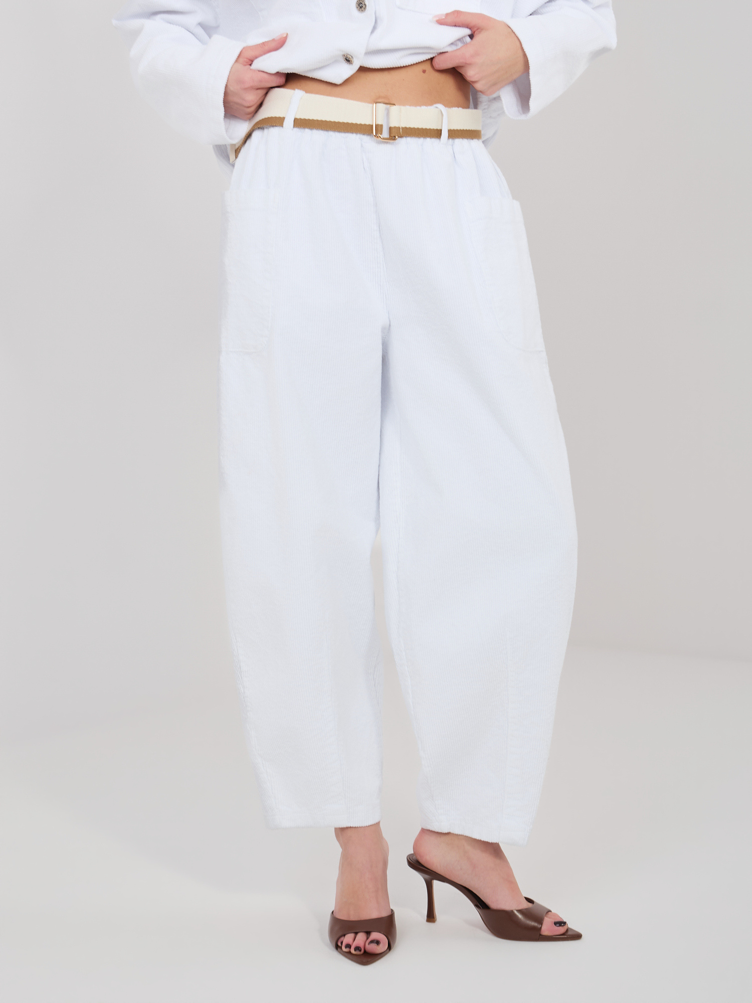 Бели кадифени панталони с джобове