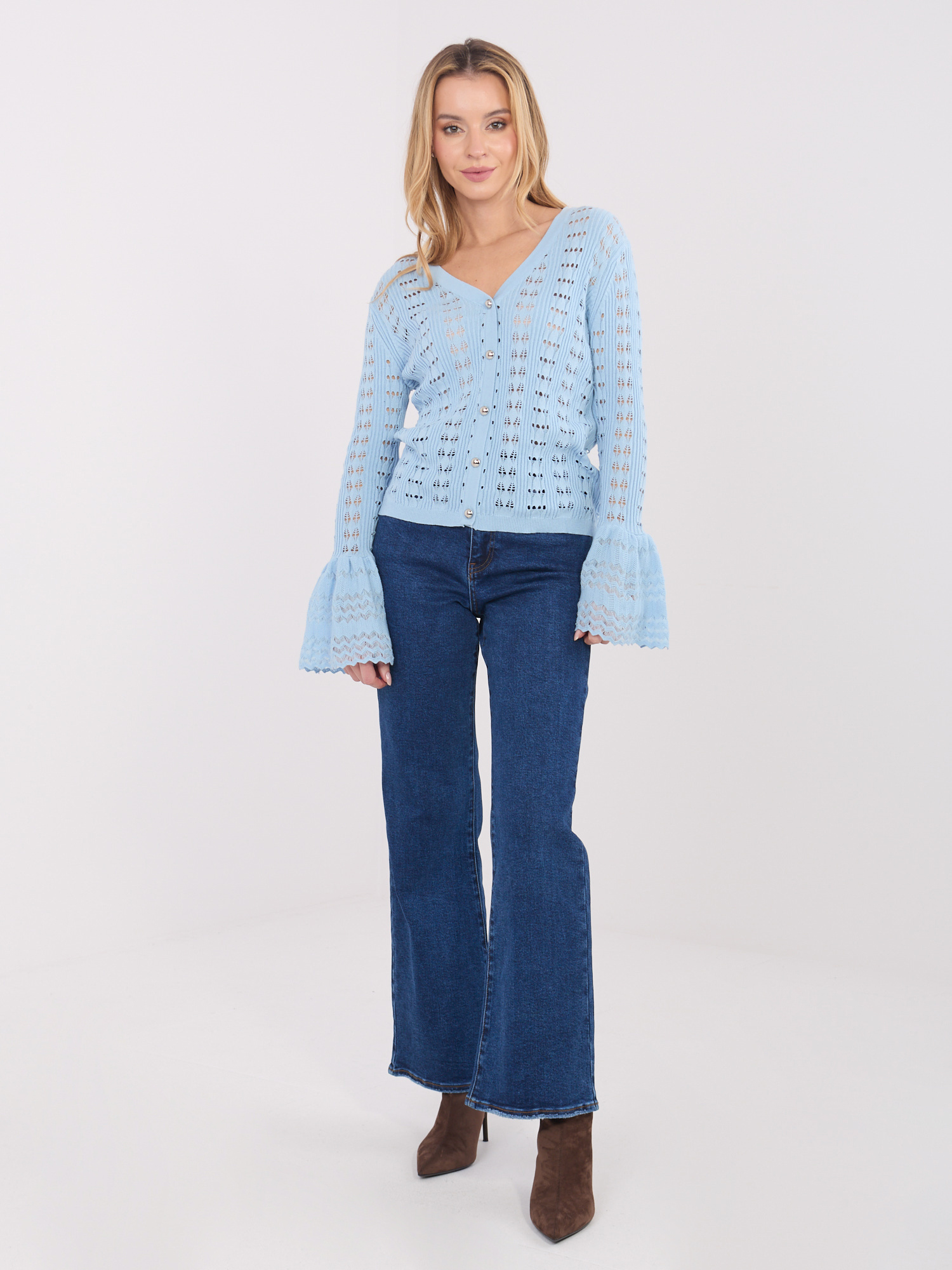 Světle modrý svetr s volánovými rukávy