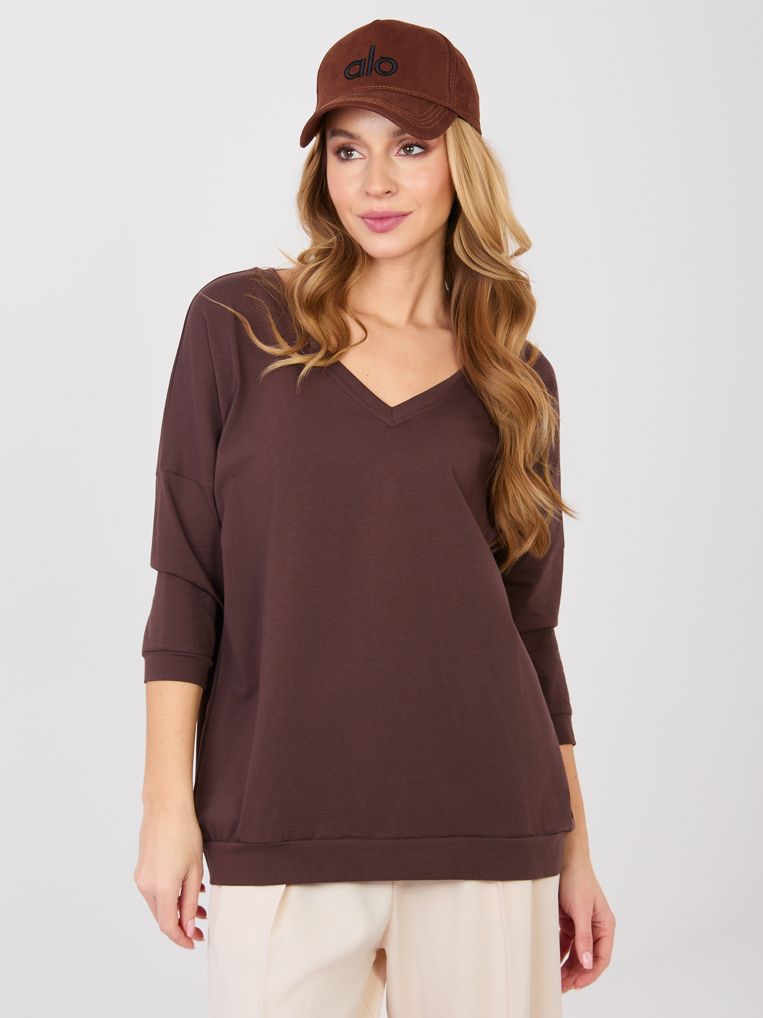 Tmavě hnědá halenka s odhalenými zády