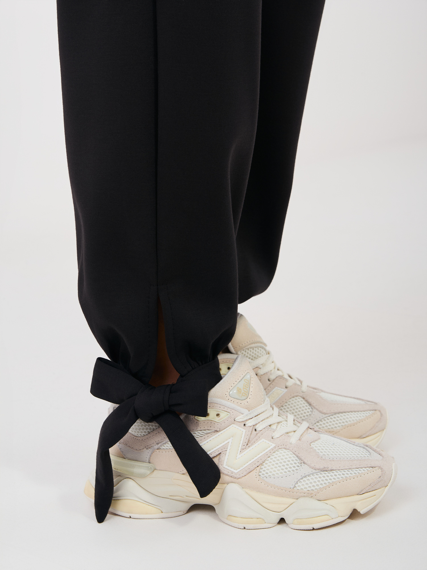 Černé tepláky s mašlí