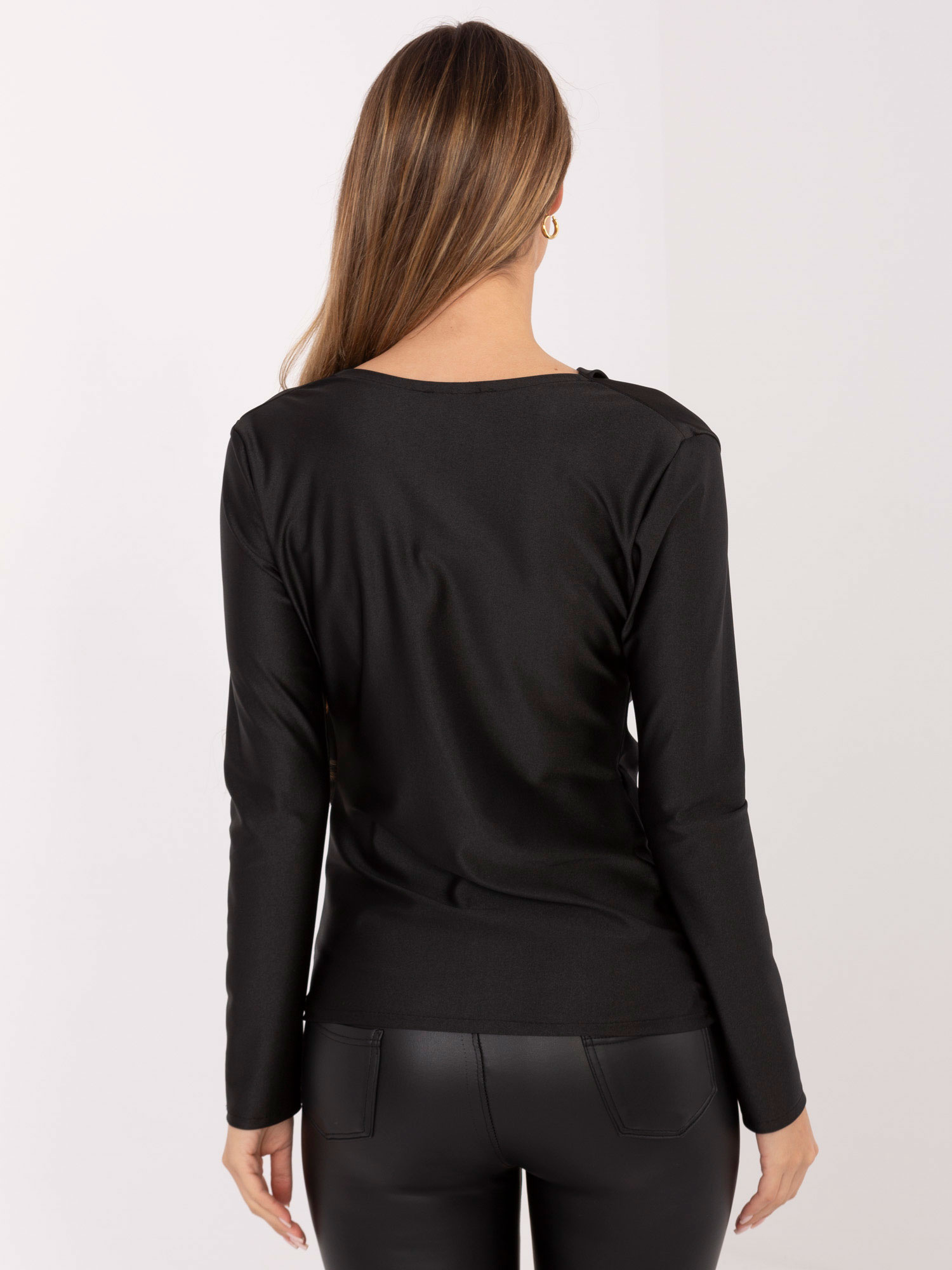 Černá halenka s ozdobným detailem