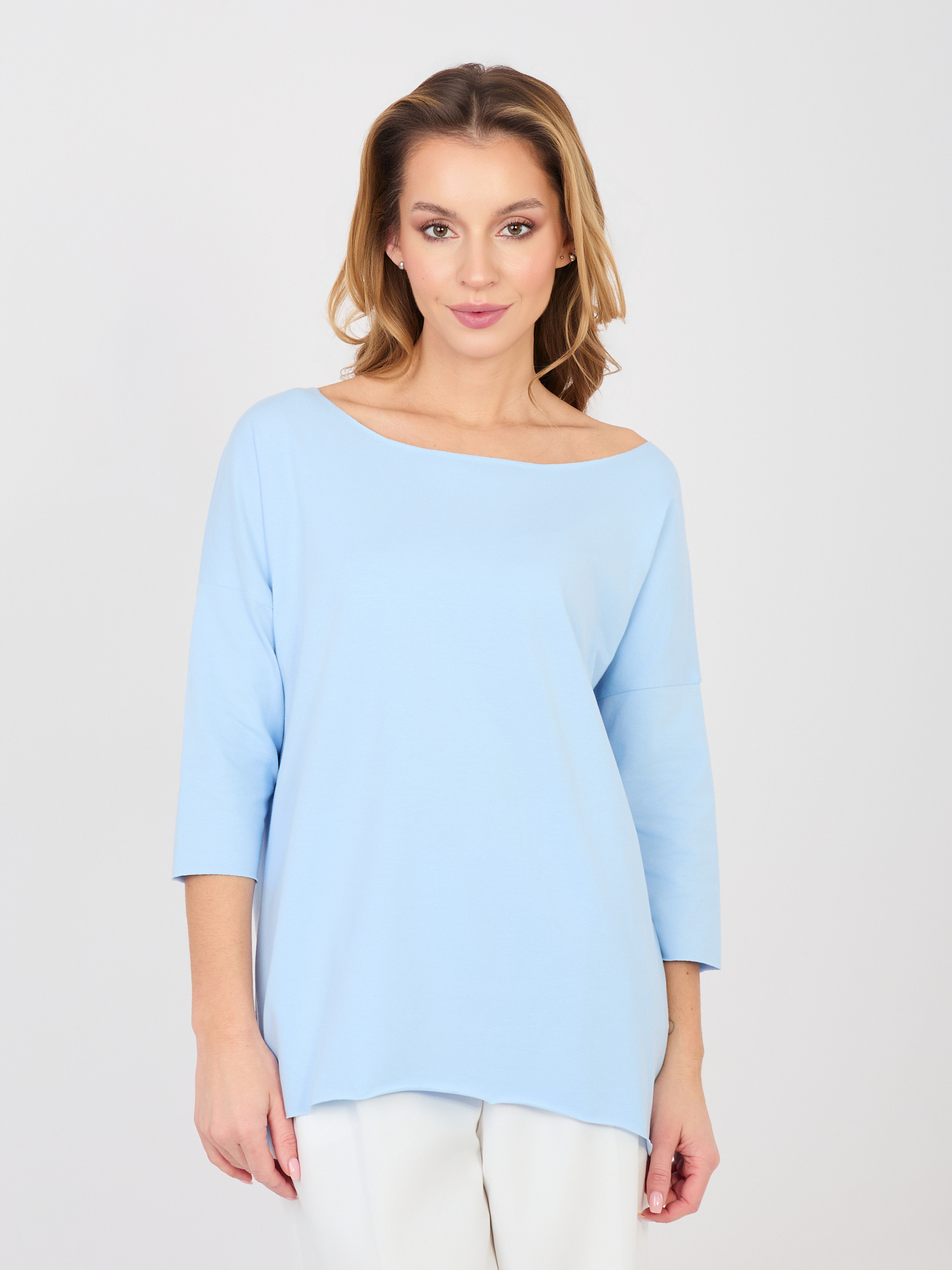 Světle modrá halenka s lodičkovým výstřihem