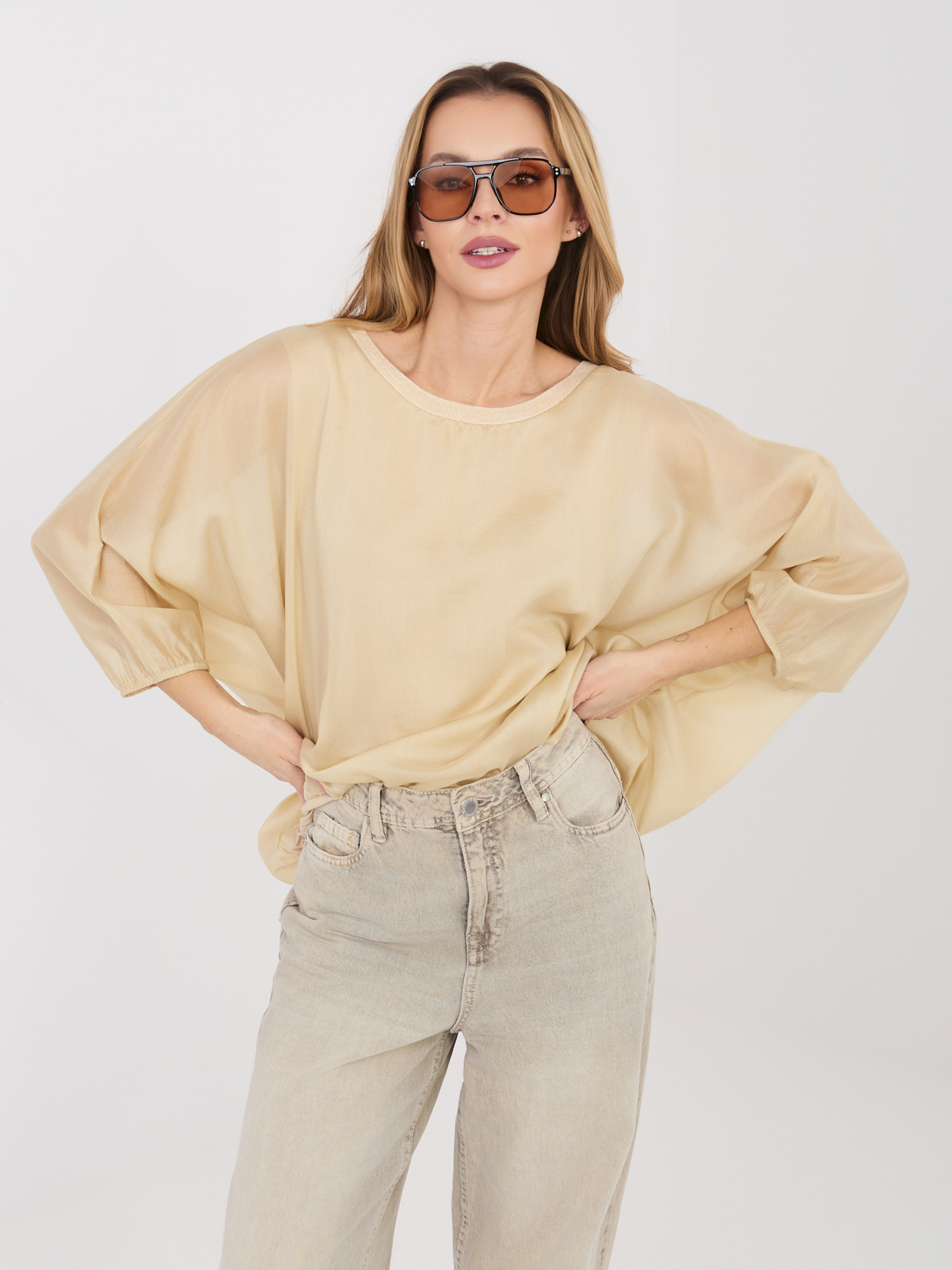 Бежова блуза с ръкави тип „прилеп“
