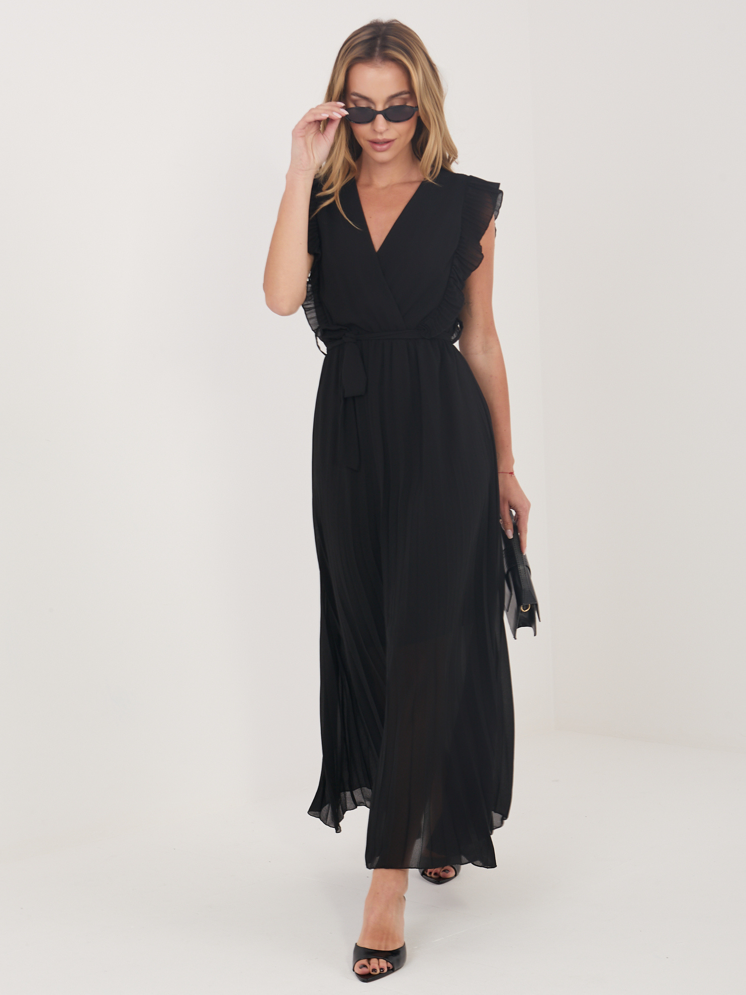 Черна разкроена рокля без ръкави