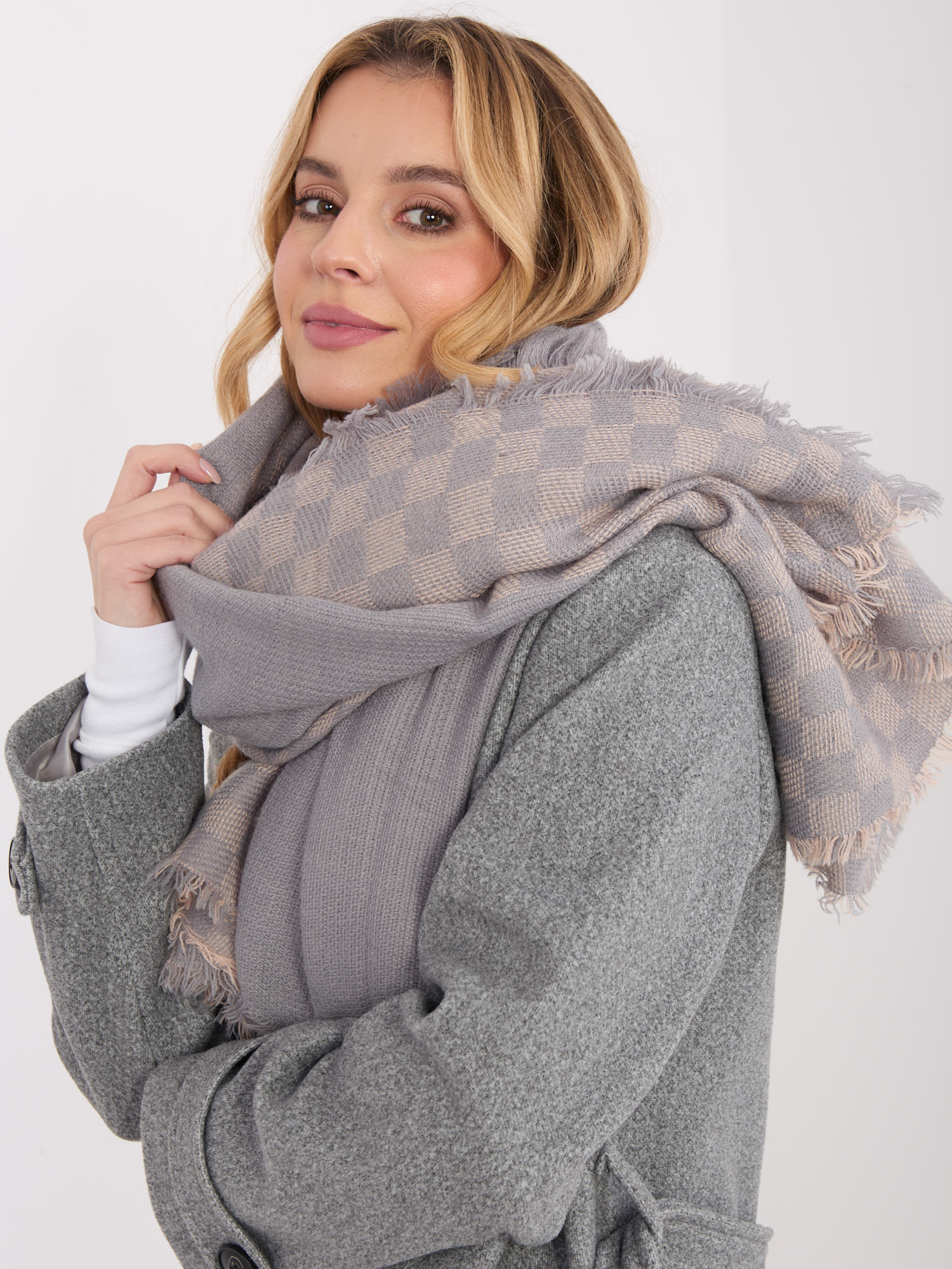 Šál v šedo-ružovej farbe