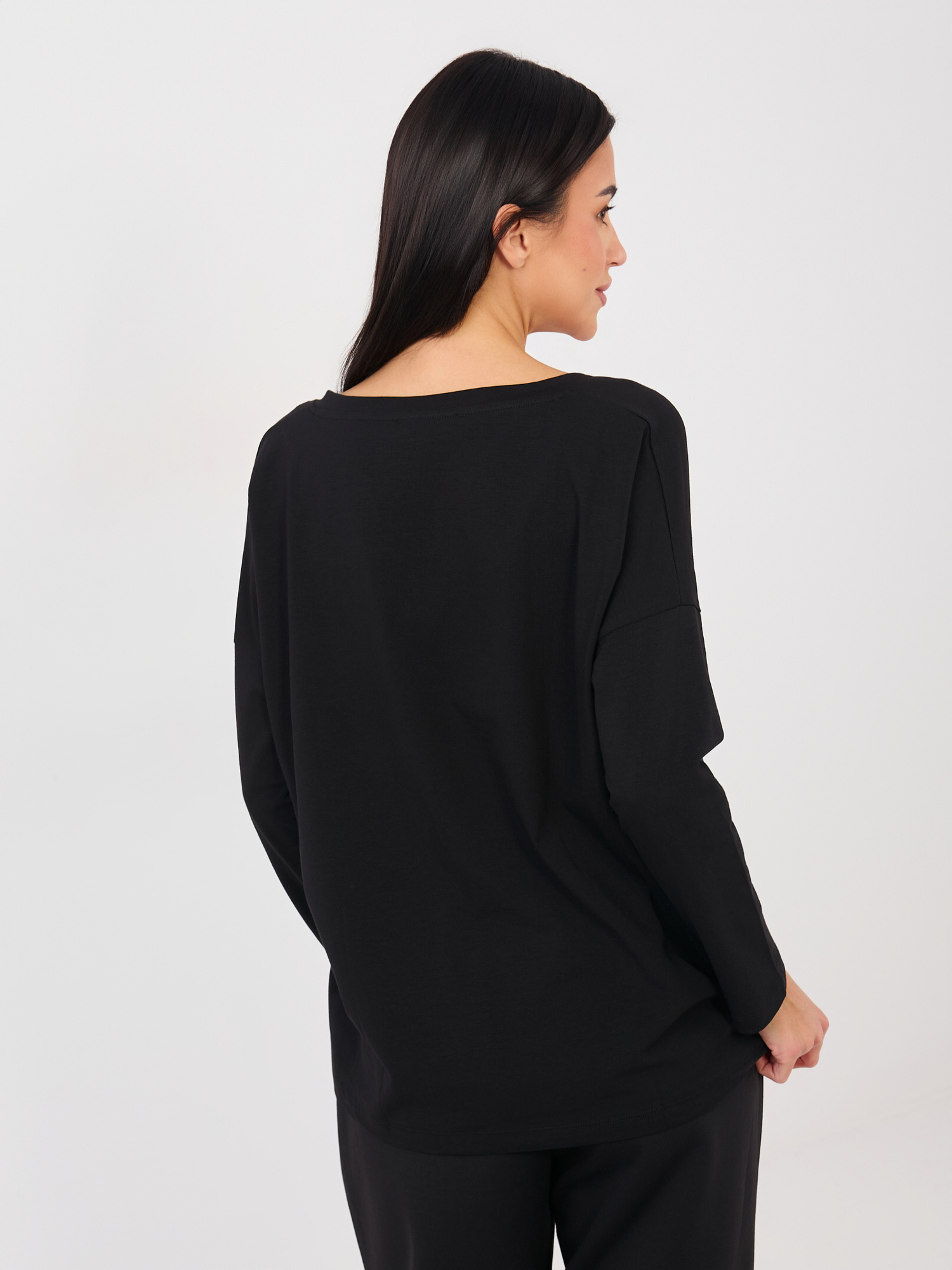 Černá halenka s výstřihem do V