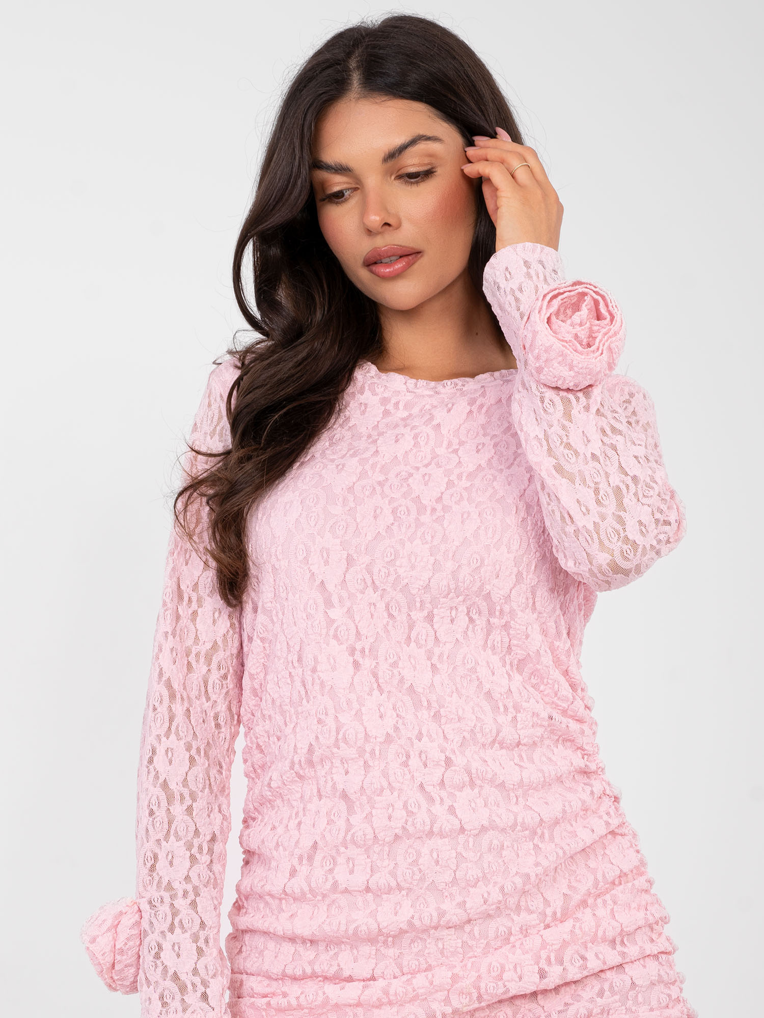 Розова дантелена рокля