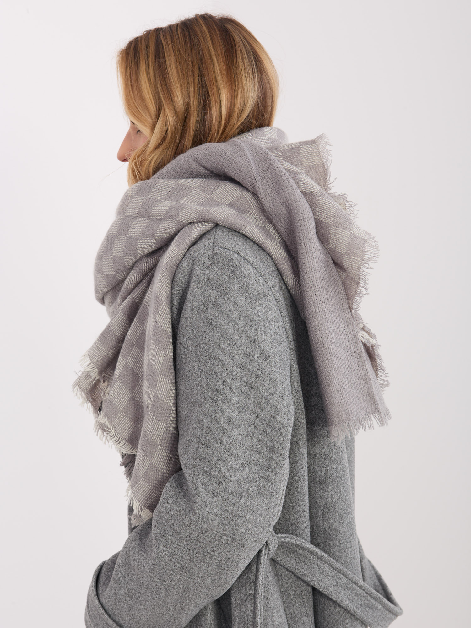 Šedý šál s károvaným vzorom