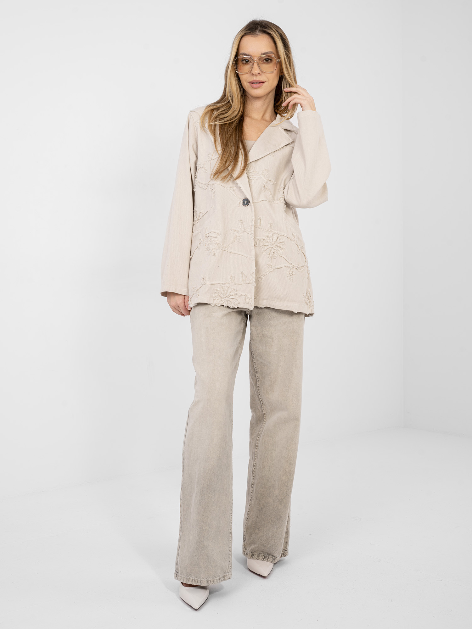 Béžový blazer s výšivkou