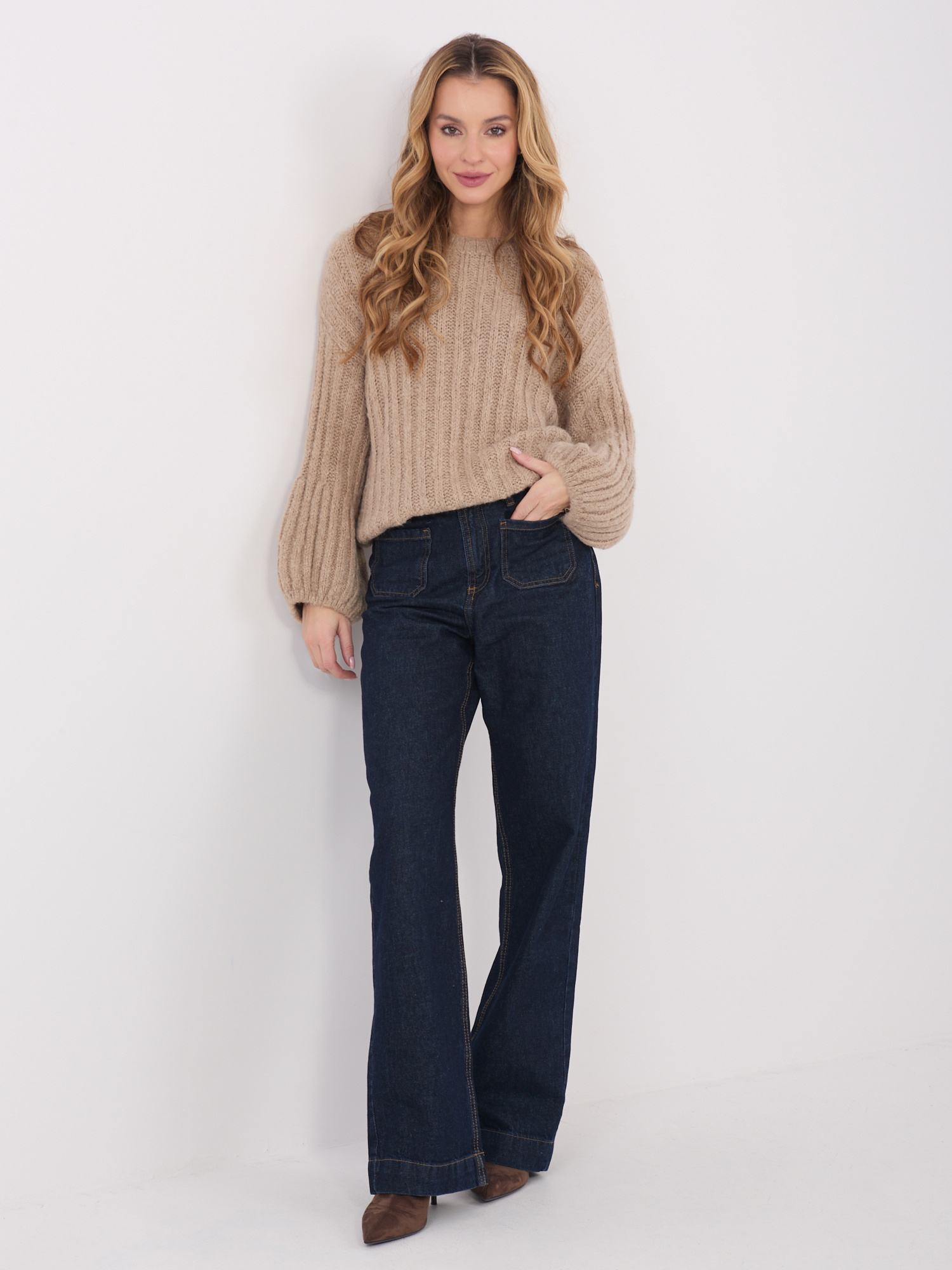 Tmavobéžový svetr s rolákem