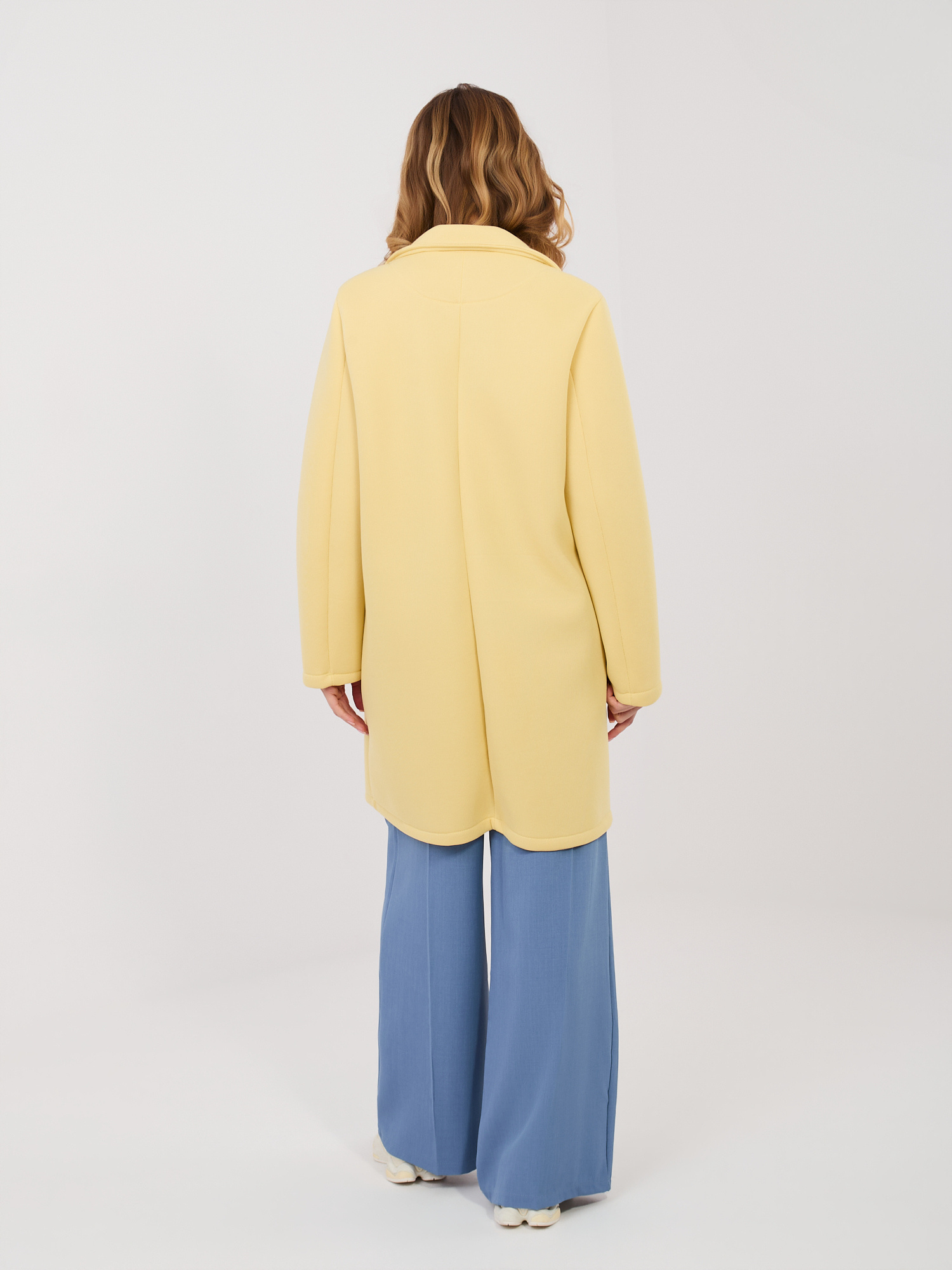 Žlutý plášť s límcem