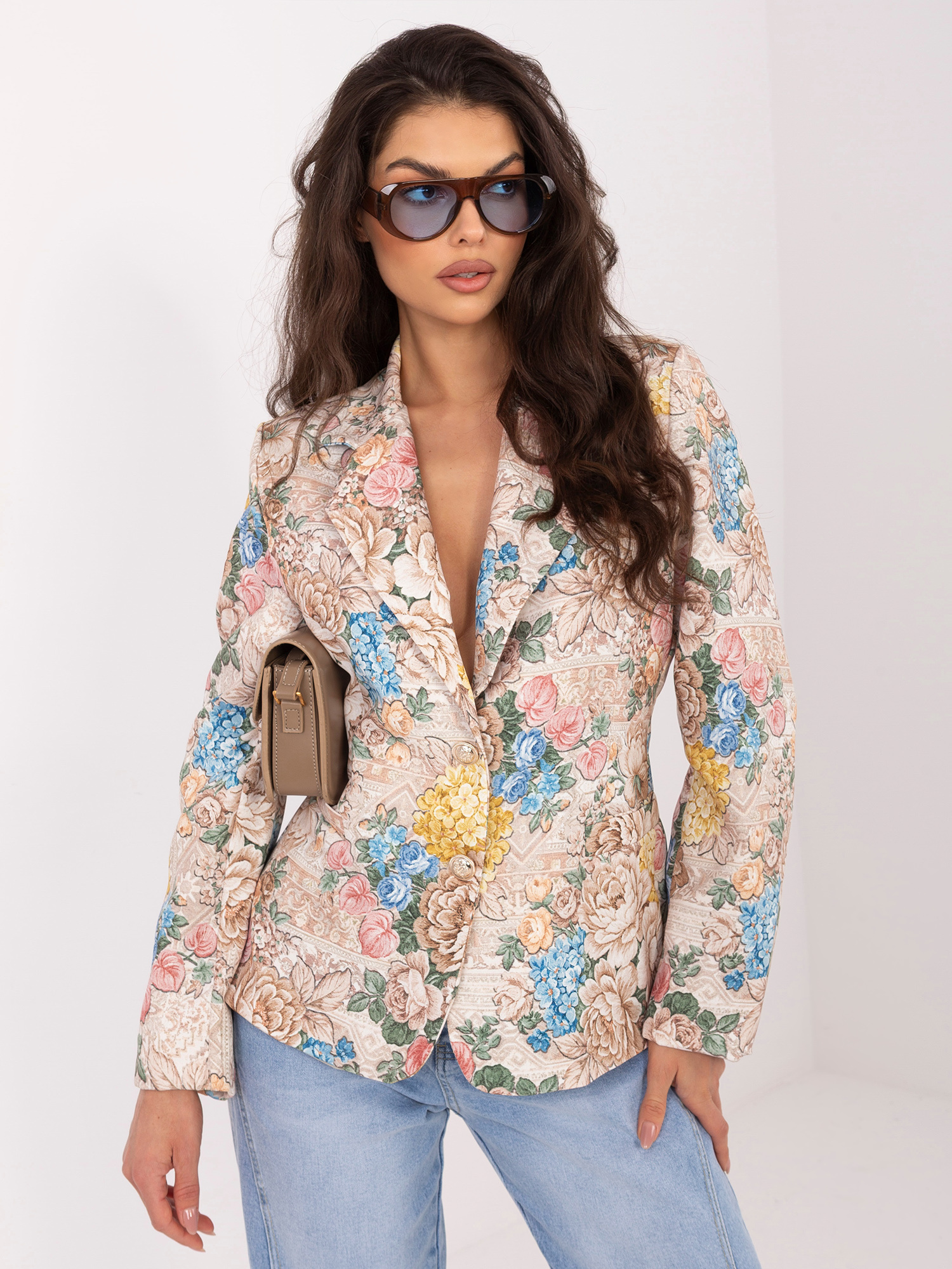 Бежово едноредно сако с щампа