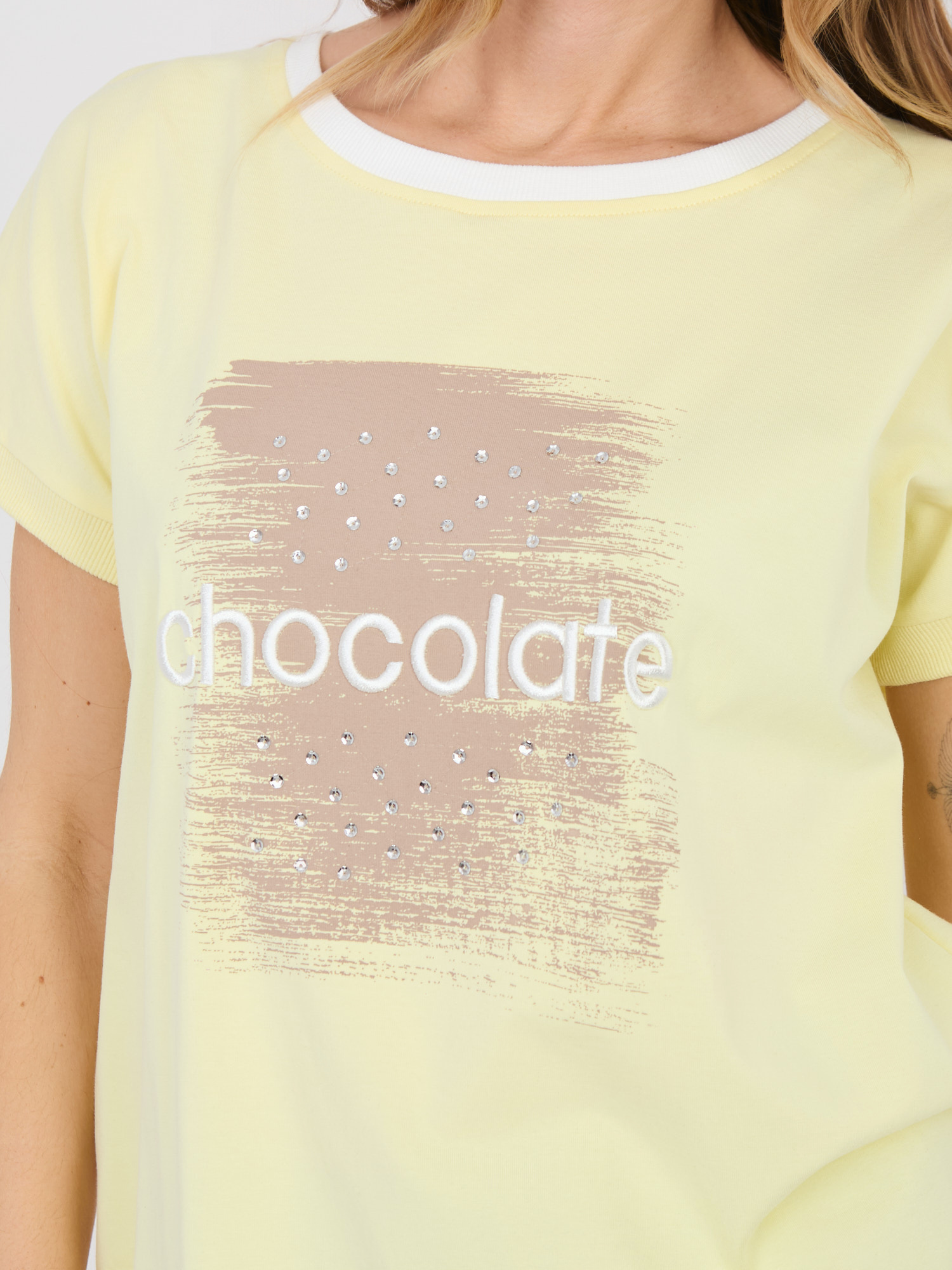 Светложълта блуза с кръгло деколте