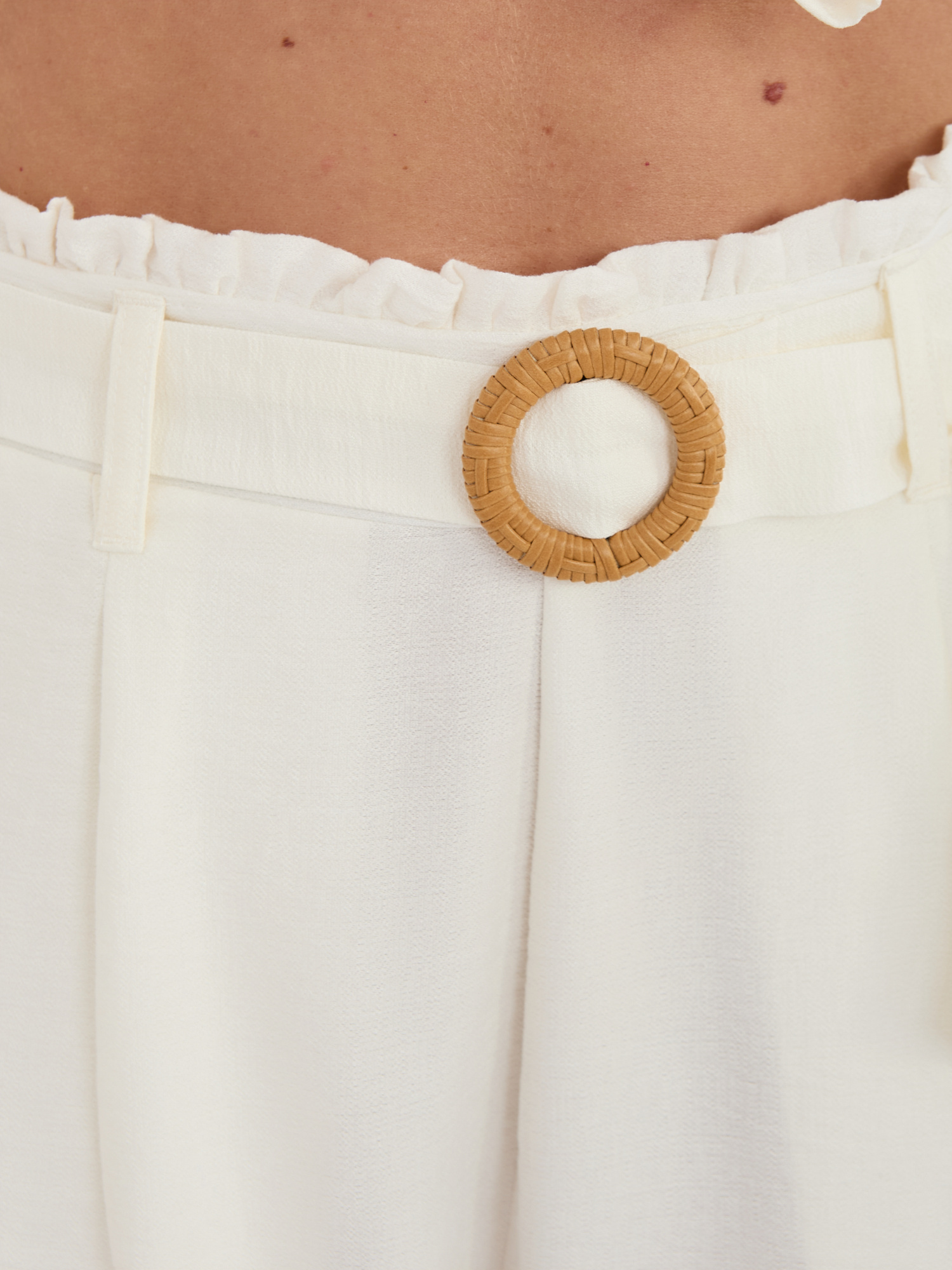 Бели летни шорти с джобове