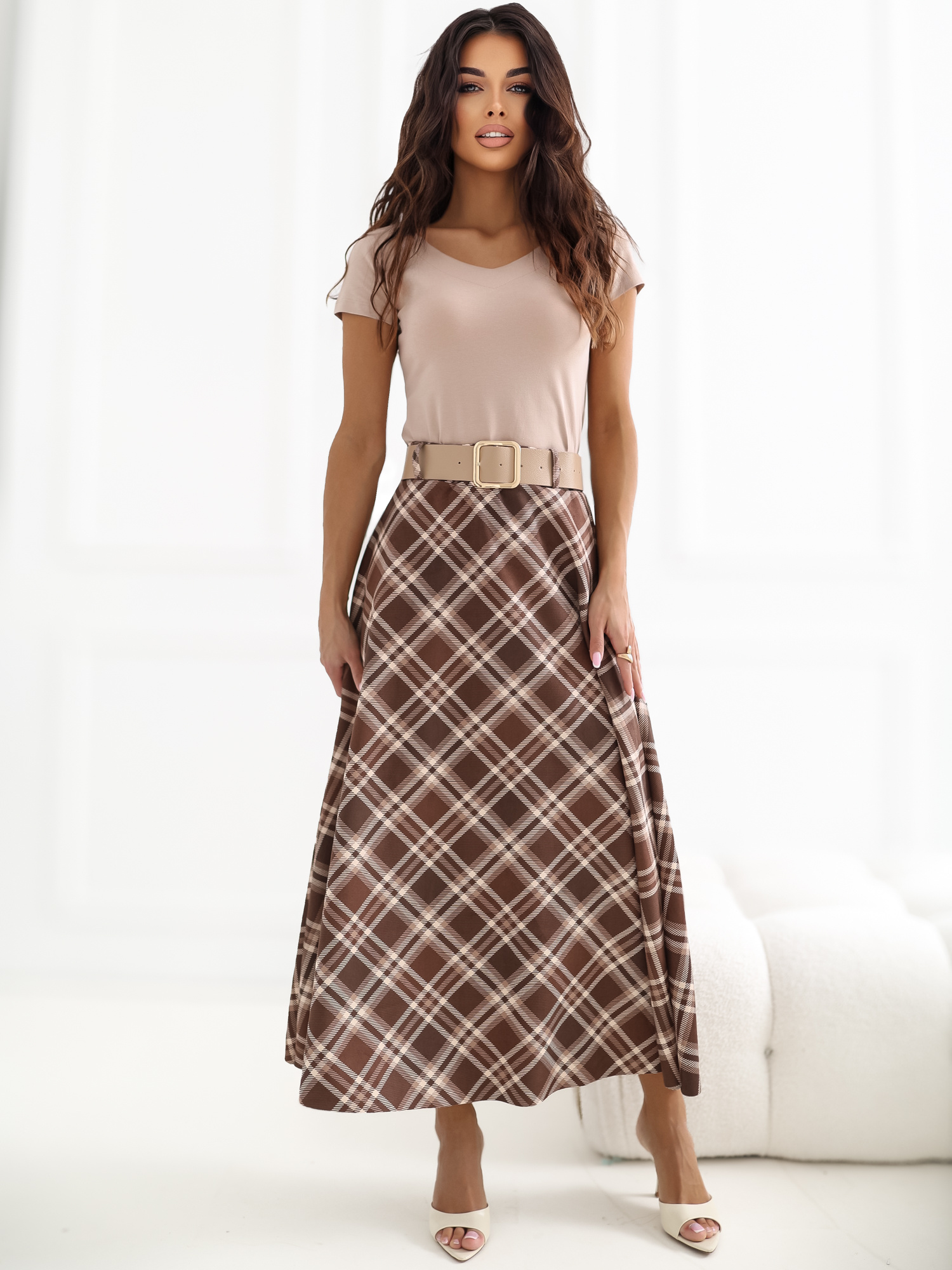 Кафява разкроена пола с кариран десен