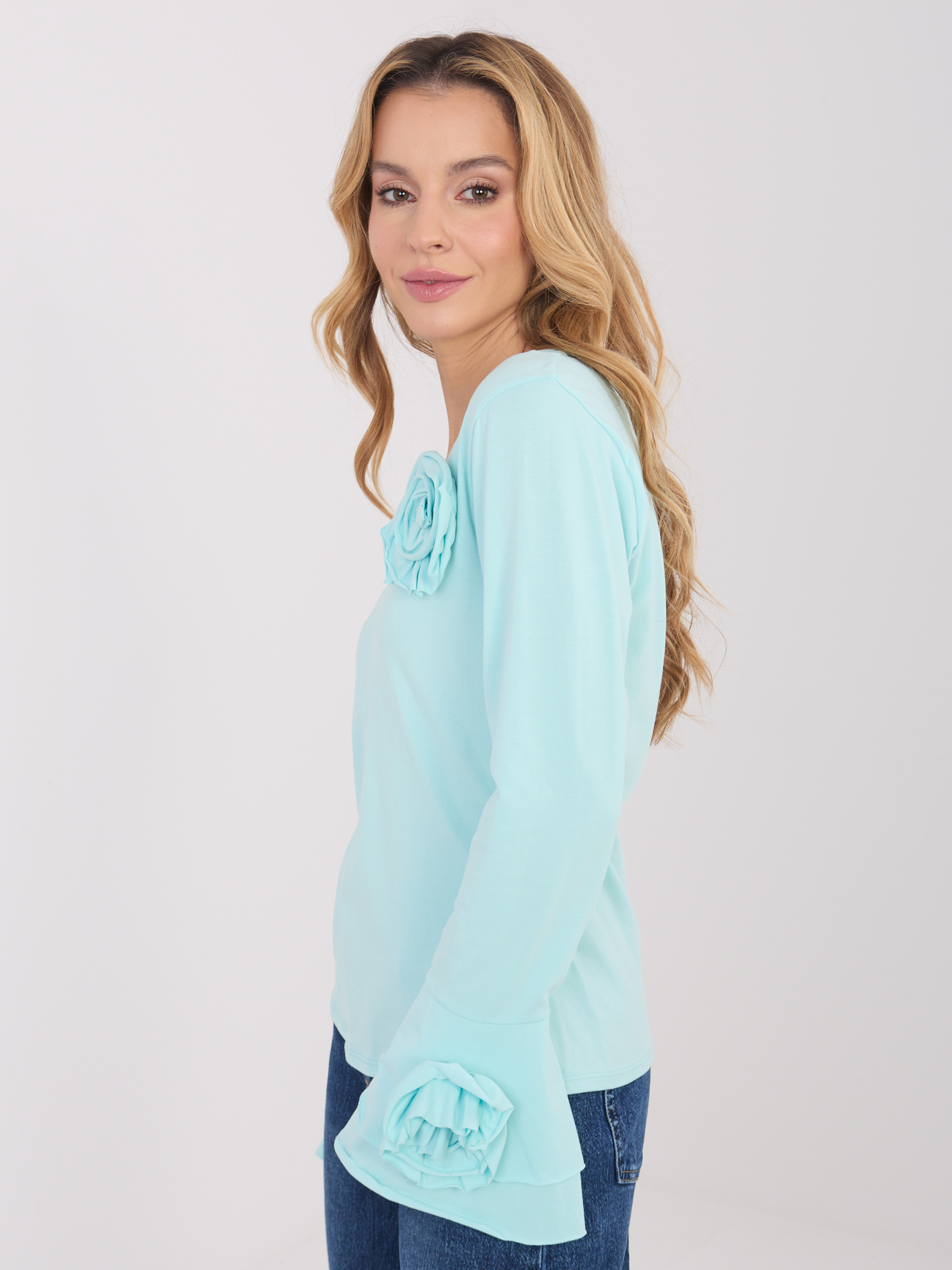 Ментова блуза с флорални детайли