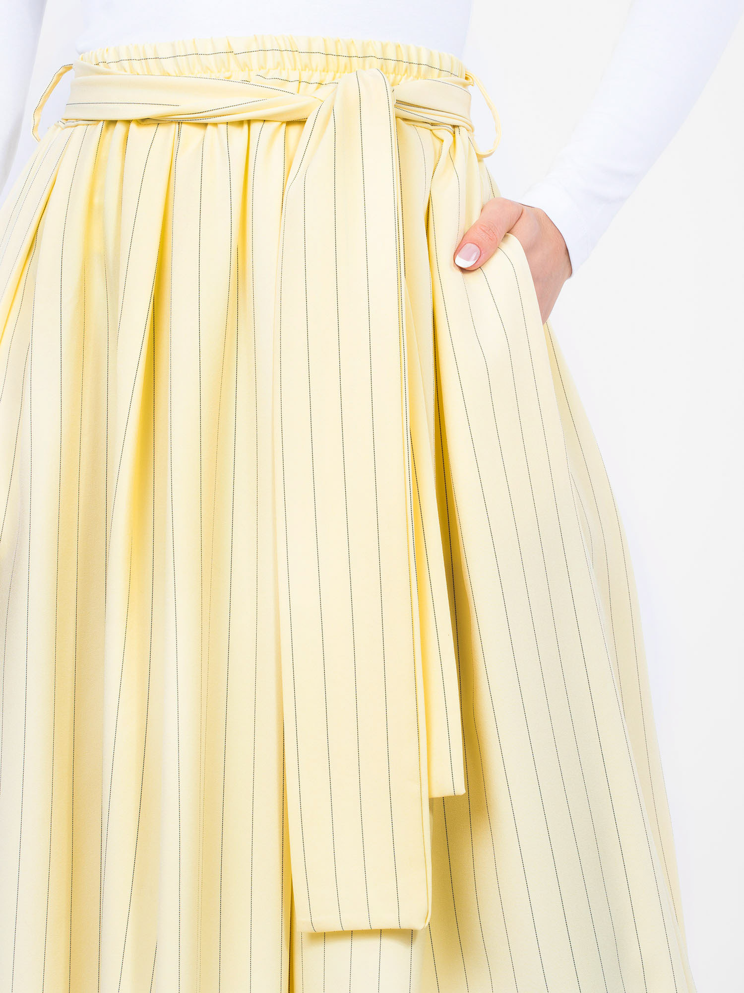 Пастелно жълта разкроена пола с райета