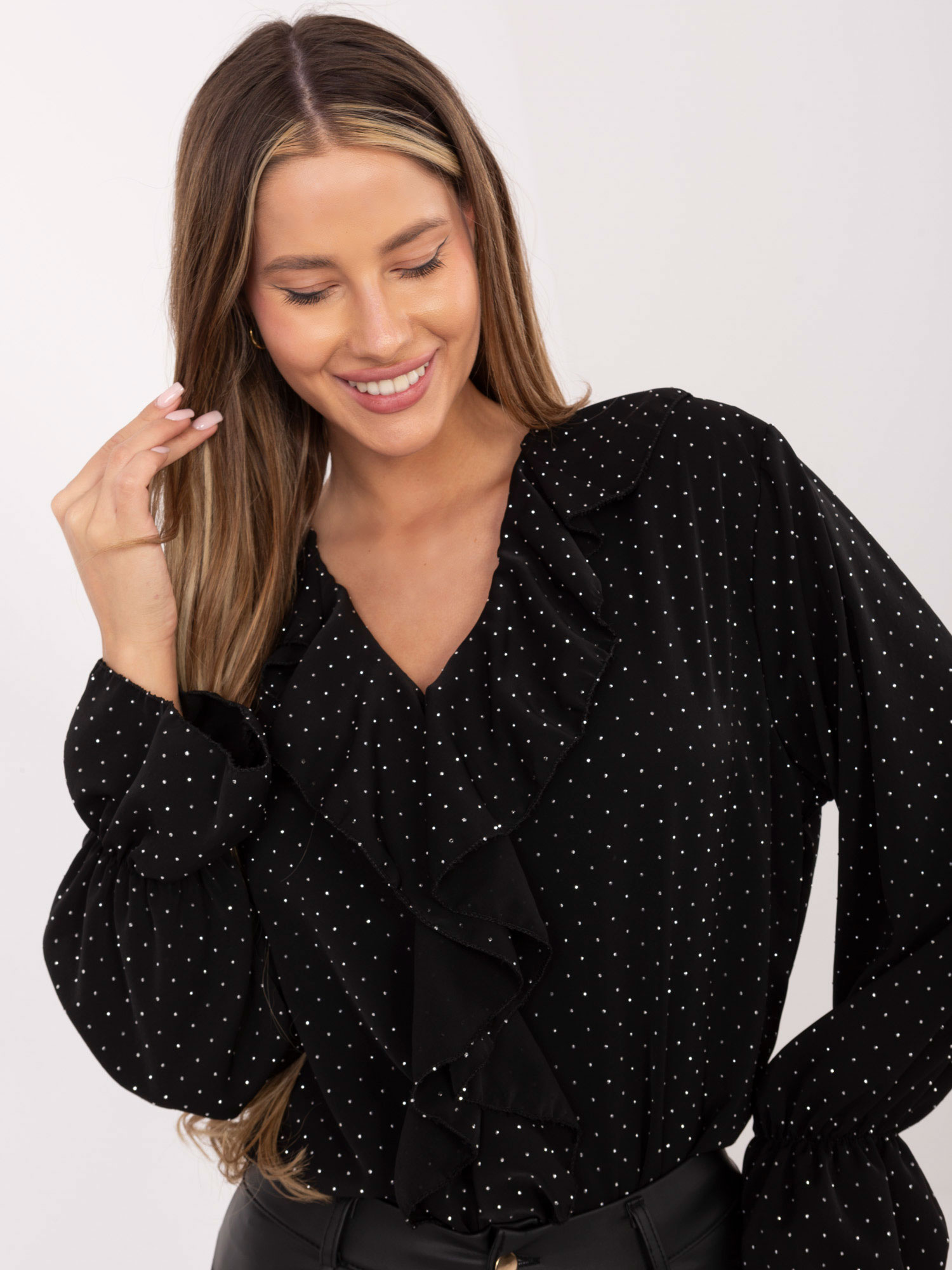 Černá tečkovaná halenka s volány